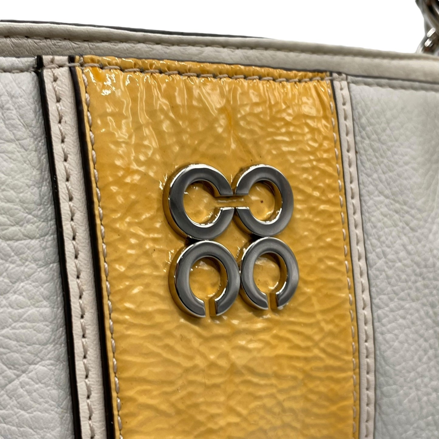 美品 コーチ COACH トートバッグ ホワイト 白 イエロー 黄色 レザー パテントレザー 肩掛け可 ロゴ チャーム付き シルバー金具 レディース S97