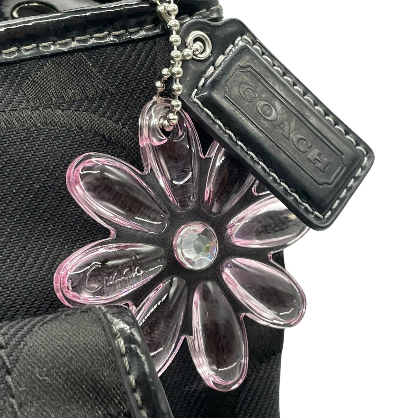 美品 COACH コーチ ショルダーバッグ 黒 ブラック シグネチャー キャンバス パテントレザー シルバー金具 F16550 フラワーチャーム付き 斜め掛け可 レディース E8