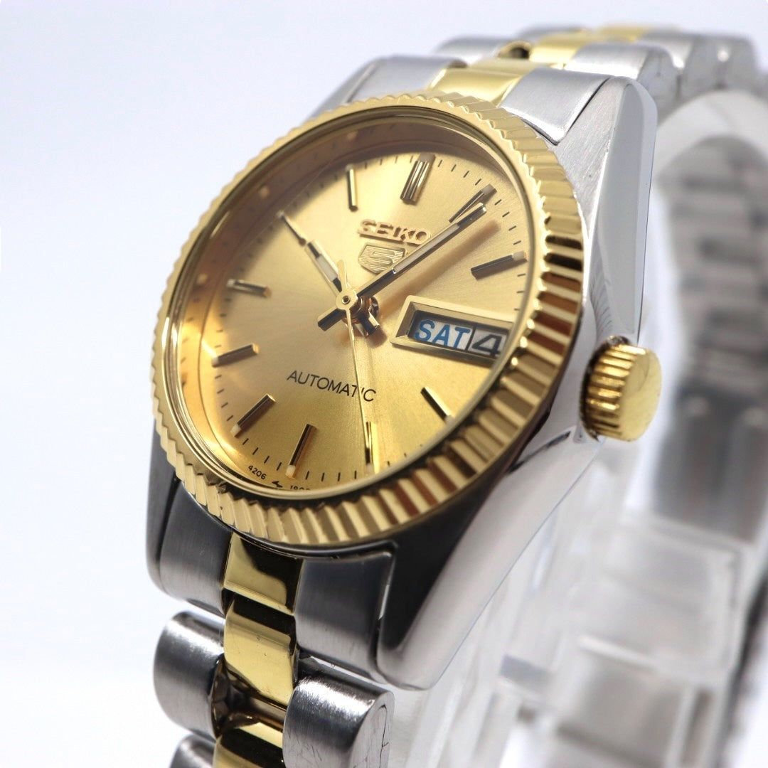 【未使用級/美品/稼働品】セイコー SEIKO 5 レディース腕時計 4206-0510 自動巻き オートマチック デイデイト ゴールド文字盤 コンビブレス フルテッドベゼル アナログ クラシック ビンテージ エレガント クリーニング済 G2