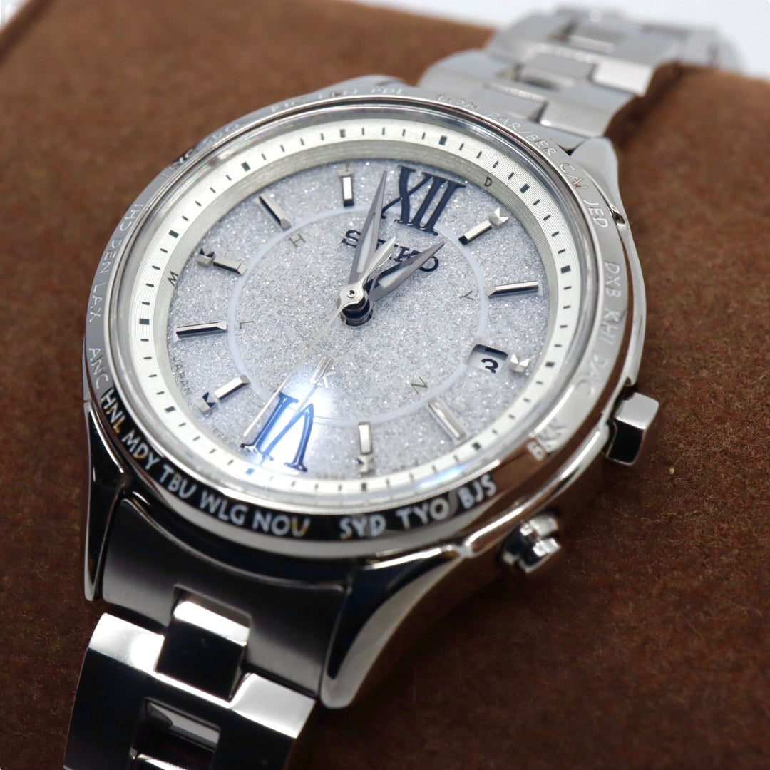 【未使用級/美品/稼働品】セイコー ルキア SEIKO LUKIA レディース腕時計 1B25-0AH0 ソーラー電波 ワールドタイム シルバー ラメ文字盤 グリッターダイヤル ステンレス 日本製 エレガント ビジネス クリーニング済 G2