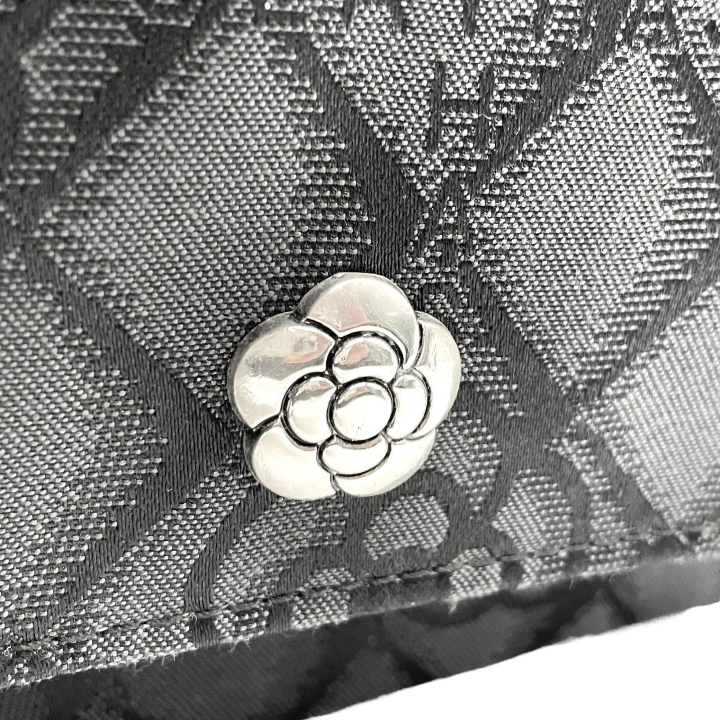 未使用級 クレイサス CLATHAS ショルダーバッグ ミニバッグ 黒 ブラック キャンバス シルバー金具 チェーンショルダー カメリア柄 ロゴ 斜め掛け可 レディース E6