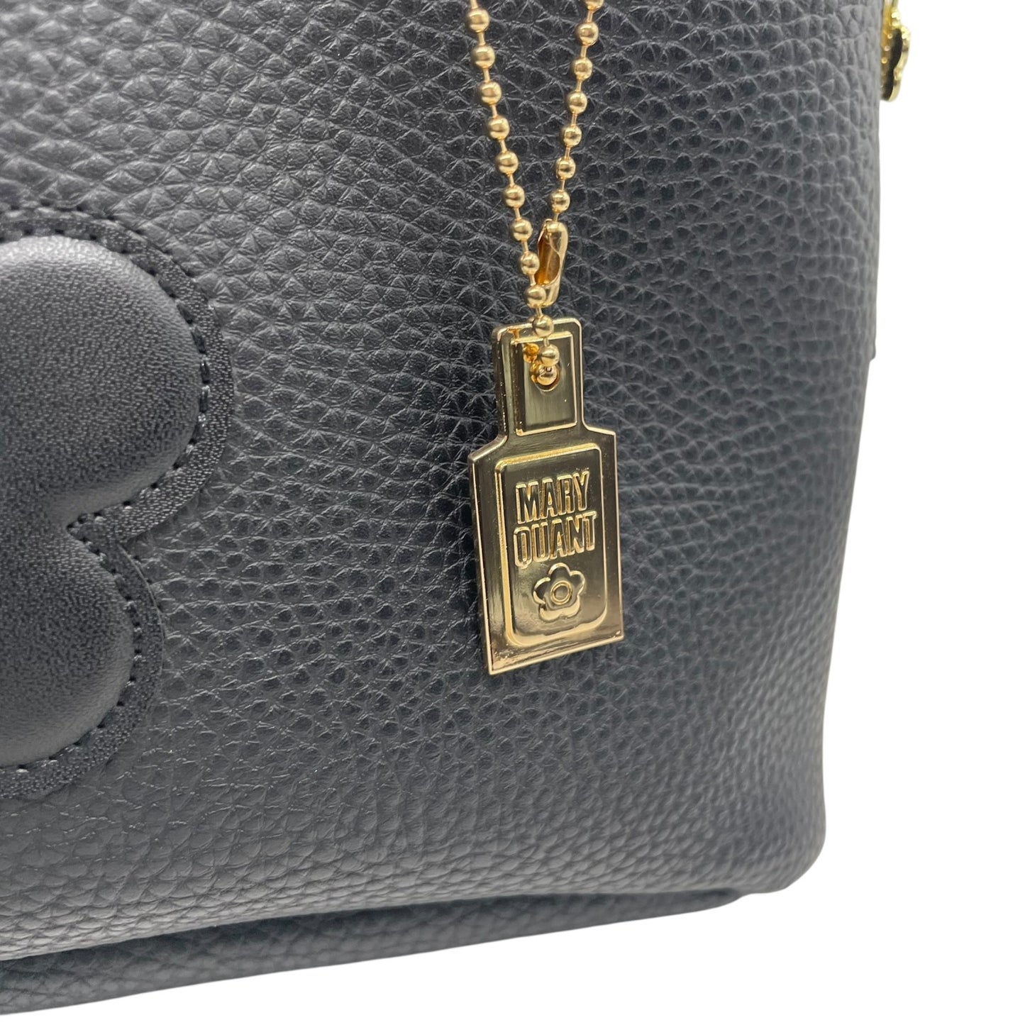 マリークヮント MARY QUANT 2WAY ハンドバッグ ショルダーバッグ 黒 ブラック レザー調 フラワー 花 モチーフ 金金具 ゴールド金具 チャーム付き T8