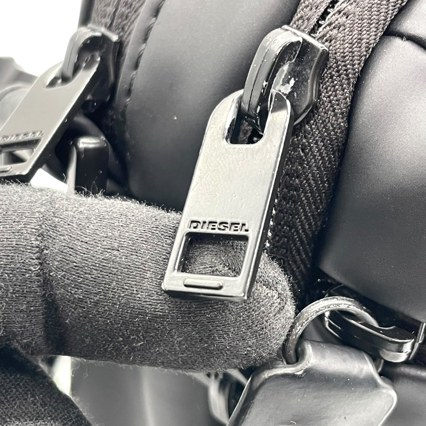 ディーゼル DIESEL ショルダーバッグ クロスボディ ブラック 黒 ロゴプリント 防水素材 メンズ レディース ユニセックス U17