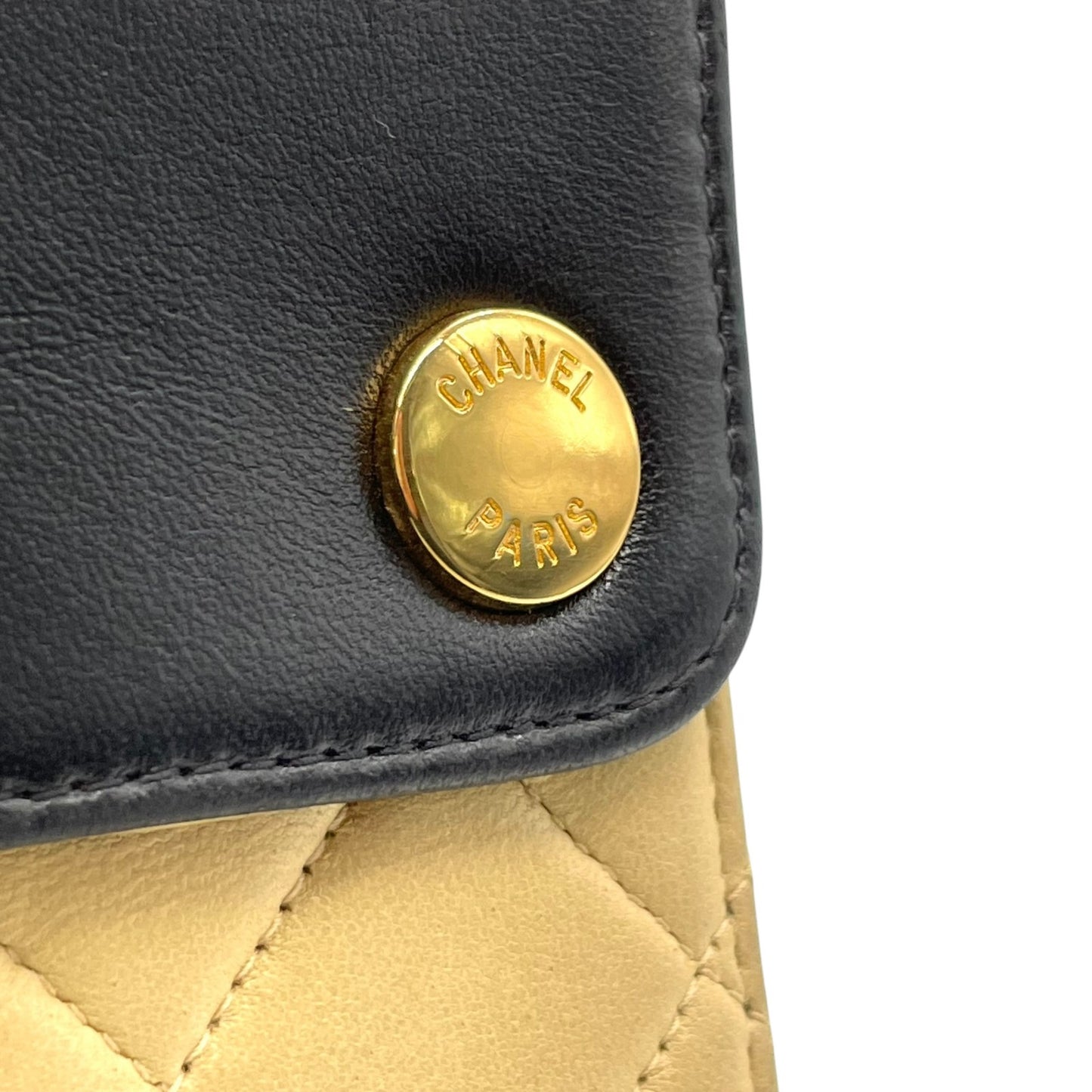 美品 シャネル CHANEL マトラッセ ショルダーバッグ ショルダーポーチ ミニバッグ スマホポーチ バイカラー ベージュ 黒 ブラック レザー ゴールド金具 肩掛け可 レディース K9