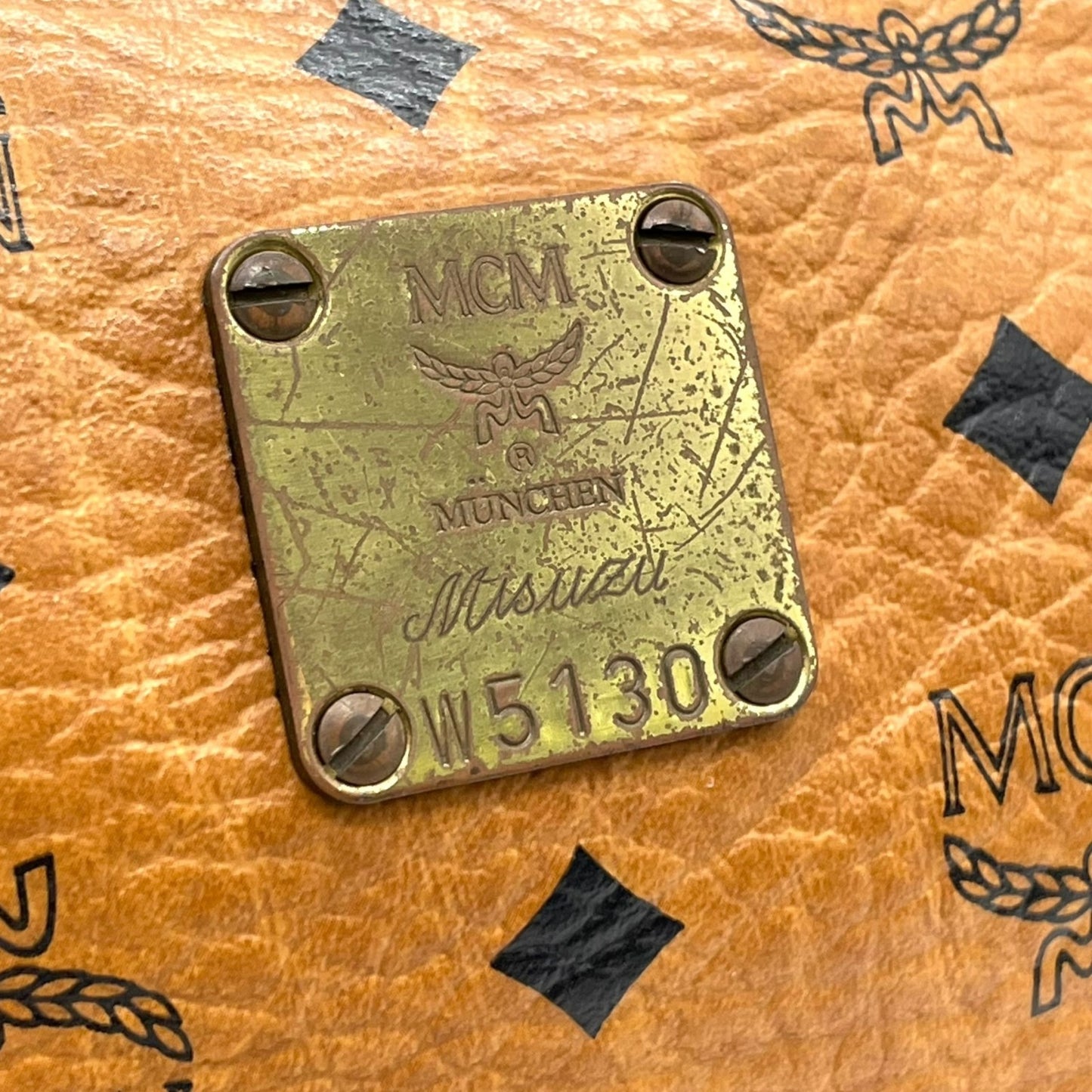 エムシーエム MCM ヴィセトス ショルダーバッグ ボディバッグ カメラバッグ 茶 ブラウン コニャック シグネチャー レザー ゴールド金具 斜め掛け可 レディース S12