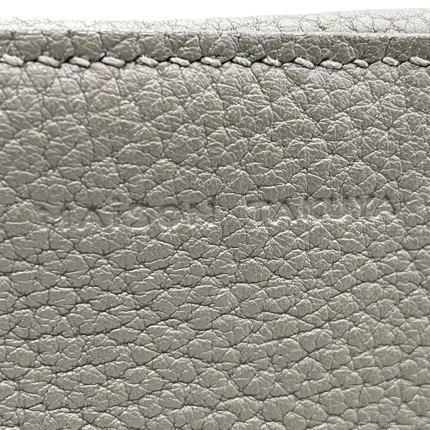 極美品 MAISON TAKUYA メゾンタクヤ ショルダーバッグ カメラバッグ レザー グレー シルバー金具 斜め掛け可 クロスボディ 型押しロゴ メンズ レディース R