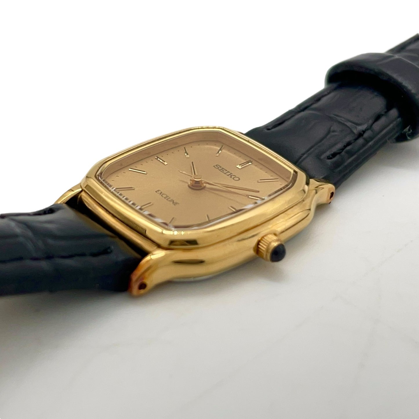 【電池交換済／美品】セイコー エクセリーヌ レディース 腕時計 3F31-5A20 クオーツ ゴールド文字盤 スクエアケース 黒革ベルト アナログ クラシック ビンテージ エレガント ドレスウォッチ クリーニング済 人気モデル G