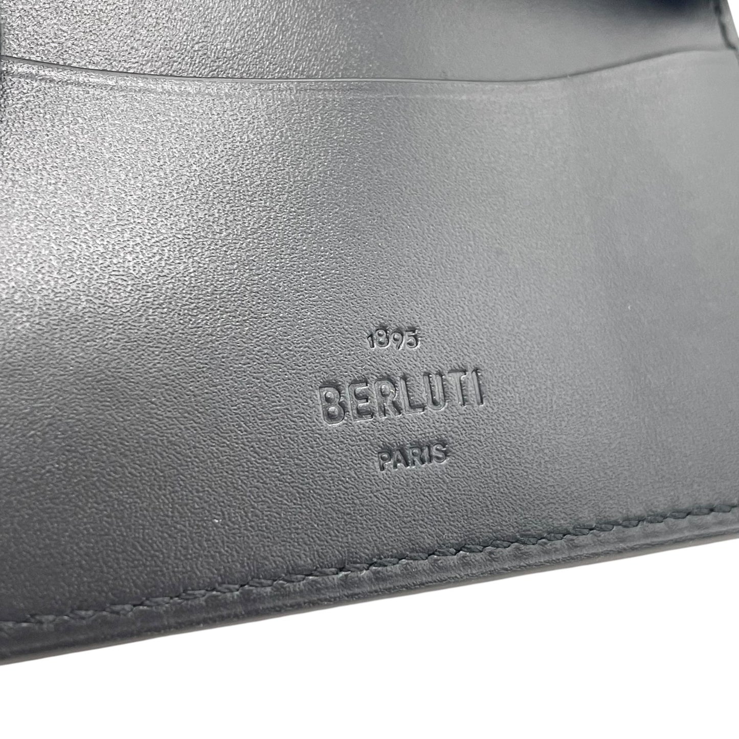 美品 BERLUTI ベルルッティ カリグラフィ マネークリップ 二つ折り フィギュア スクリットレザー コンパクトウォレット 茶 カカオ ブラウン メンズ スタンプ付き W2