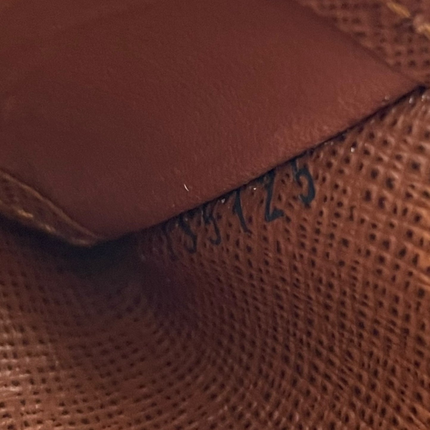 美品 LOUIS VUITTON ルイヴィトン モノグラム 三つ折り 4連キーケース ミュルティクレ4 M69517 茶 ブラウン PVC レザー ゴールド金具 レディース メンズ W3