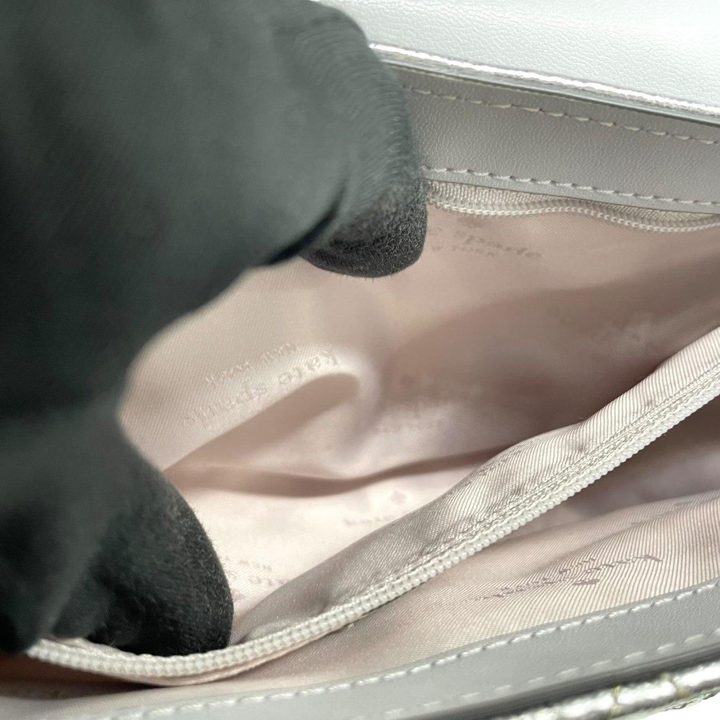 美品 kate spade ケイトスペード キャリー メタリック キルテッド レザー スモール フラップ ショルダーバッグ シルバー チェーンショルダー レディース E5