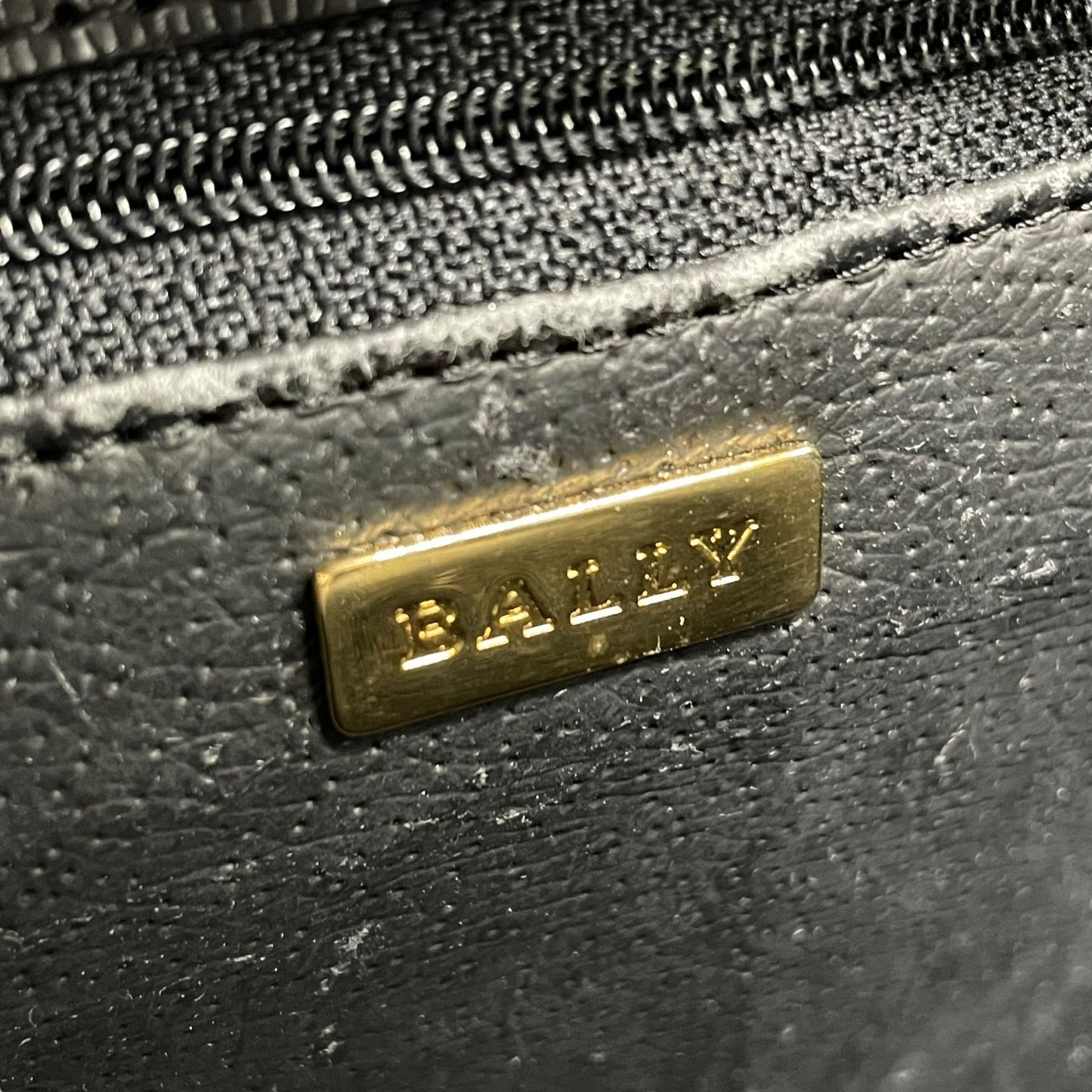 美品 BALLY バリー 2WAY ハンドバッグ ショルダーバッグ 黒 ブラック レザー 型押し ゴールド金具 トップハンドル フラップ開閉 斜め掛け可 レディース C4