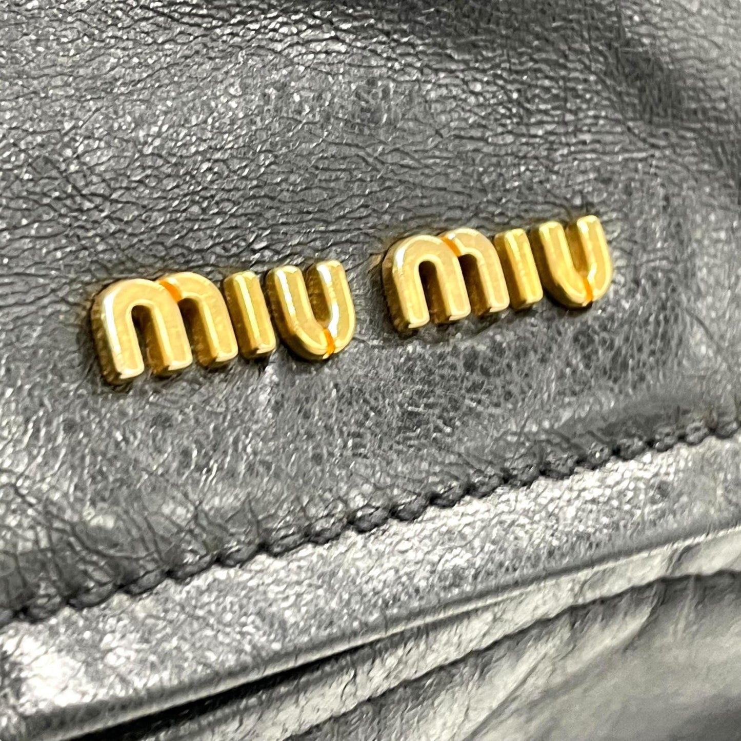 美品 miumiu ミュウミュウ 2WAY ハンドバッグ ショルダーバッグ 黒 ブラック レザー ゴールド金具 肩掛け可 カデナチャーム アーカイブ レディース ヴィンテージ D