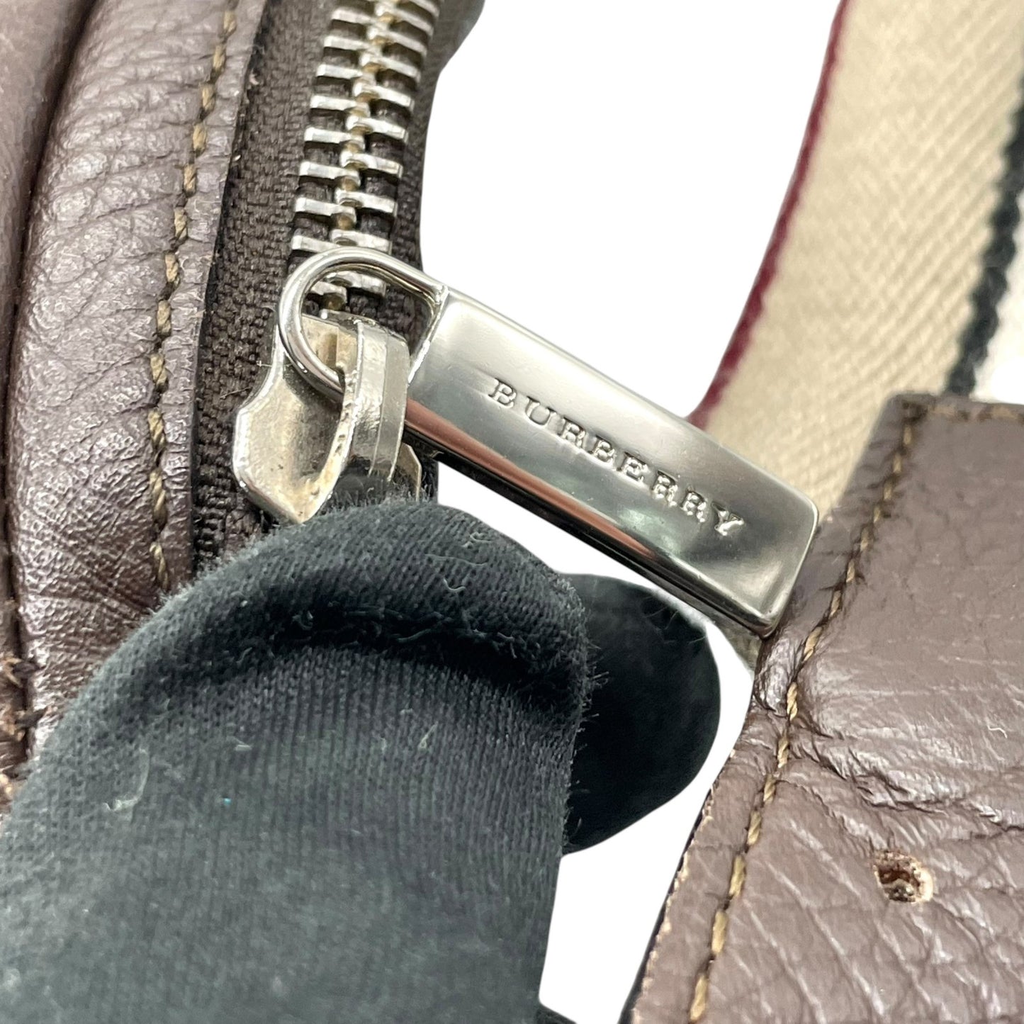 美品 BURBERRY バーバリー ワンショルダーバッグ ハンドバッグ 茶 ダークブラウン レザー シルバー金具 ロゴ型押し 肩掛け可 ファスナー開閉 ホーボー レディース K4