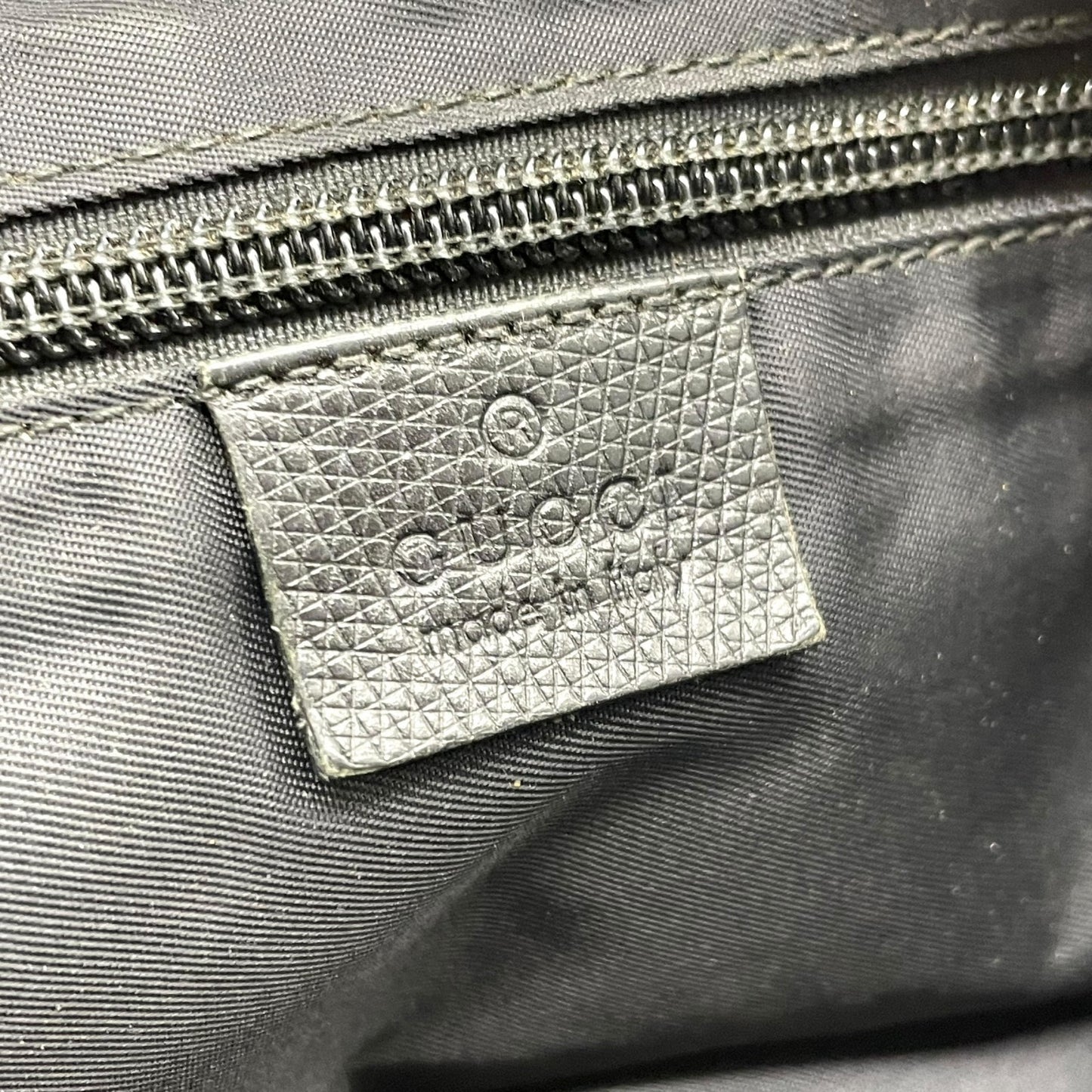 GUCCI グッチ ナイロン メッセンジャーバッグ ショルダーバッグ メンズ ユニセックス シルバープレートロゴ 斜め掛け A4収納可 146236 K4