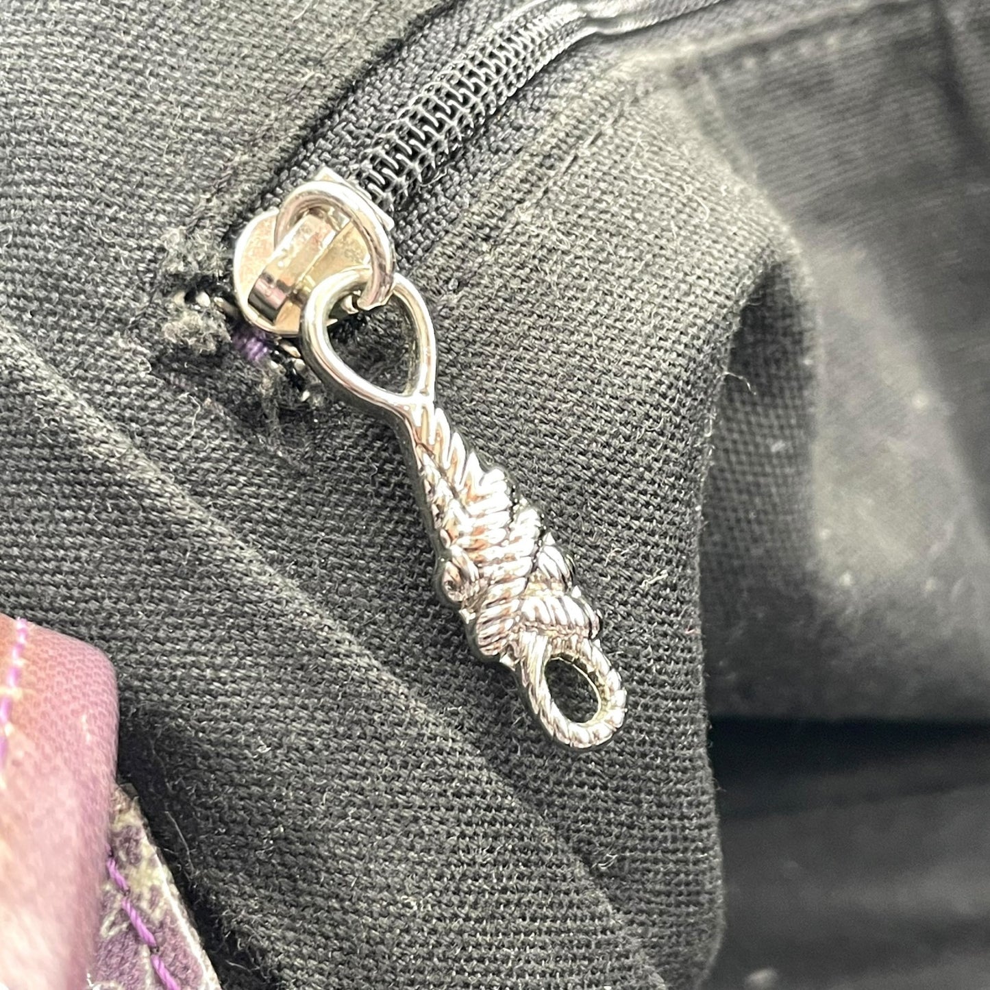 シンクビー Think Bee! ハンドバッグ トートバッグ パリ柄 エッフェル塔 ロゴ プリント 光沢 黒 ブラック レディース S90