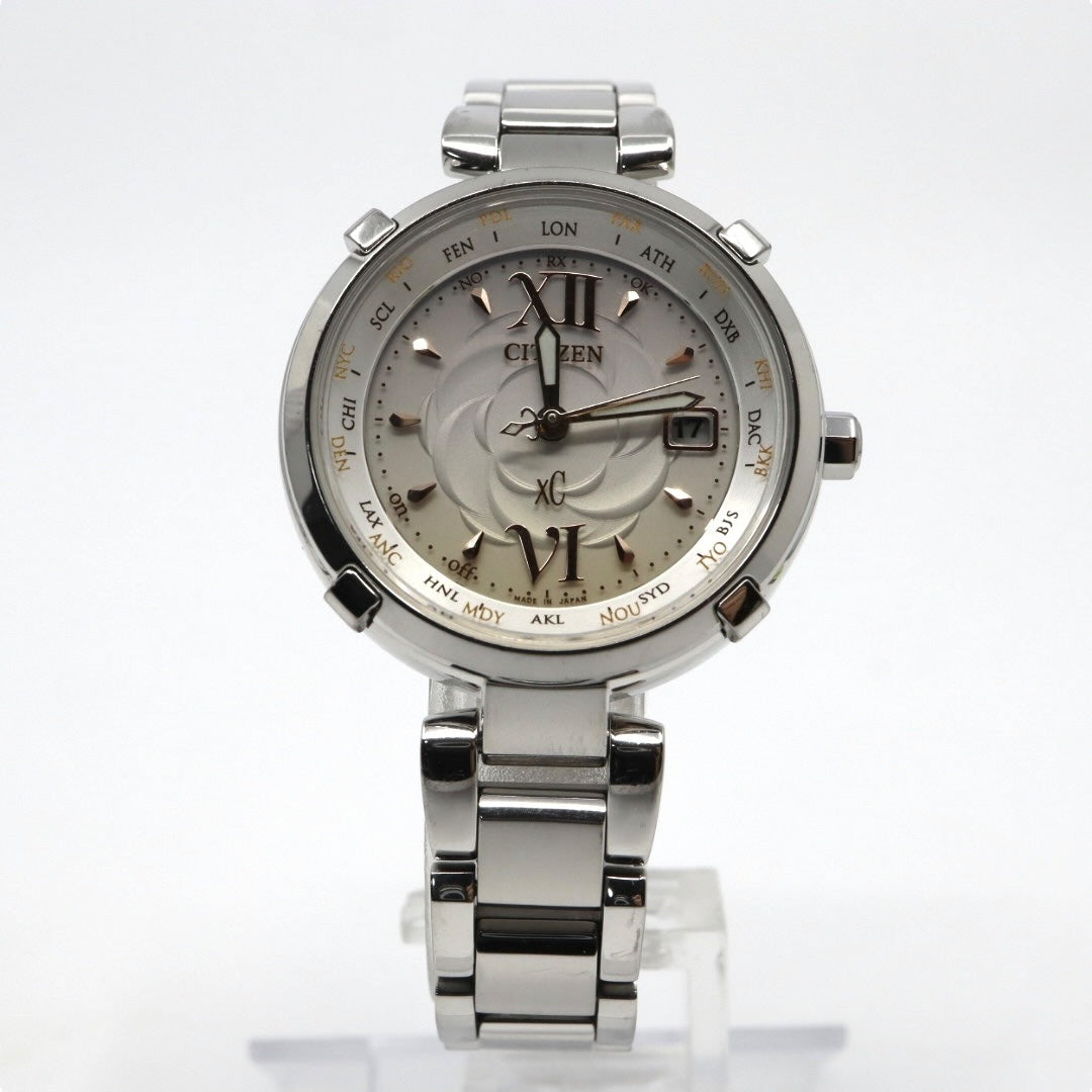 【極美品/稼働品】シチズン クロスシー 腕時計 H240-T020097 エコドライブ 電波ソーラー ワールドタイム レディース デイト シルバー アナログ ビジネス エレガント 高機能 日本製 デュラテクト クリーニング済み G4