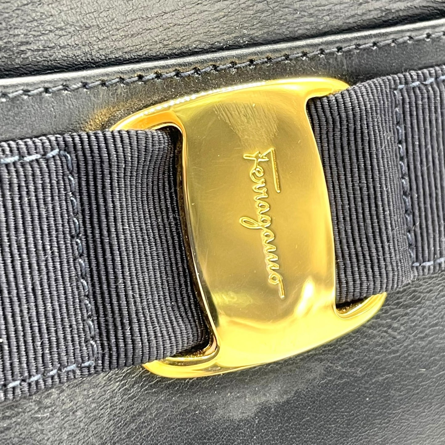 美品 サルヴァトーレ フェラガモ Salvatore Ferragamo ヴァラリボン ショルダーバッグ 紺 ネイビー レザー ゴールド金具 レディース B3