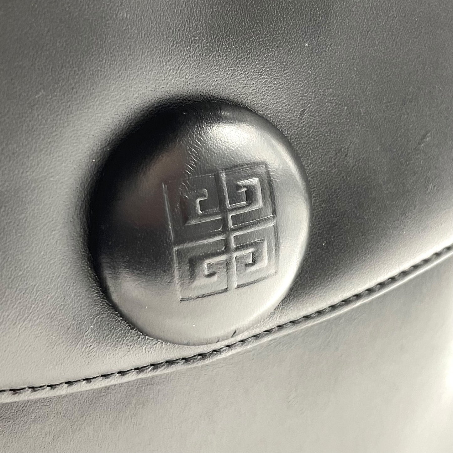 美品 ジバンシィ GIVENCHY ジバンシー レザー ハンドバッグ トートバッグ 黒 ブラック ロゴボタン フラップ フォーマルバッグ C1