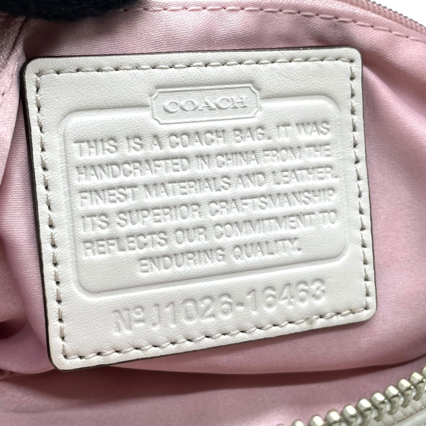 美品 コーチ COACH トートバッグ ホワイト 白 イエロー 黄色 レザー パテントレザー 肩掛け可 ロゴ チャーム付き シルバー金具 レディース S97