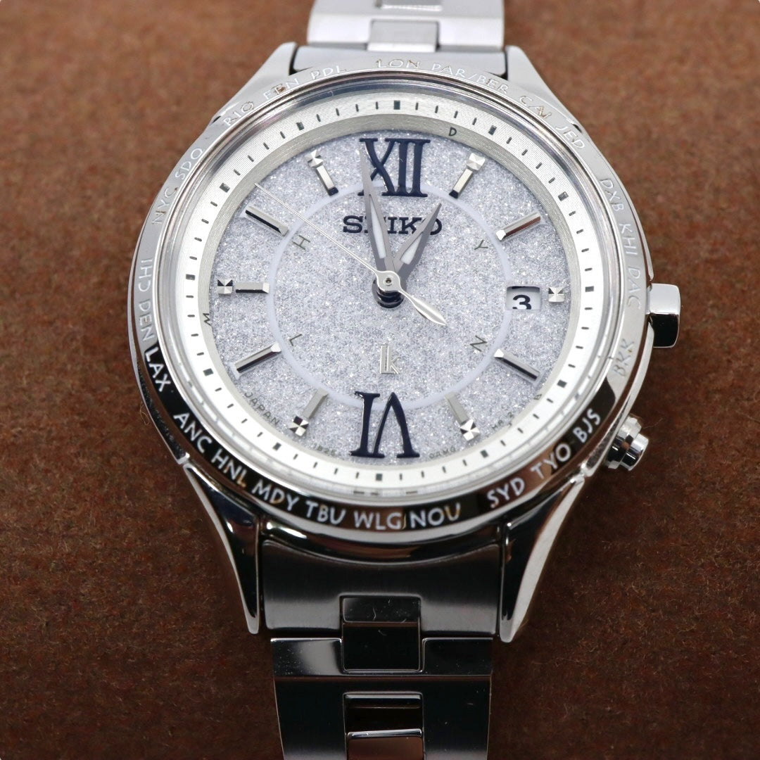 【未使用級/美品/稼働品】セイコー ルキア SEIKO LUKIA レディース腕時計 1B25-0AH0 ソーラー電波 ワールドタイム シルバー ラメ文字盤 グリッターダイヤル ステンレス 日本製 エレガント ビジネス クリーニング済 G2
