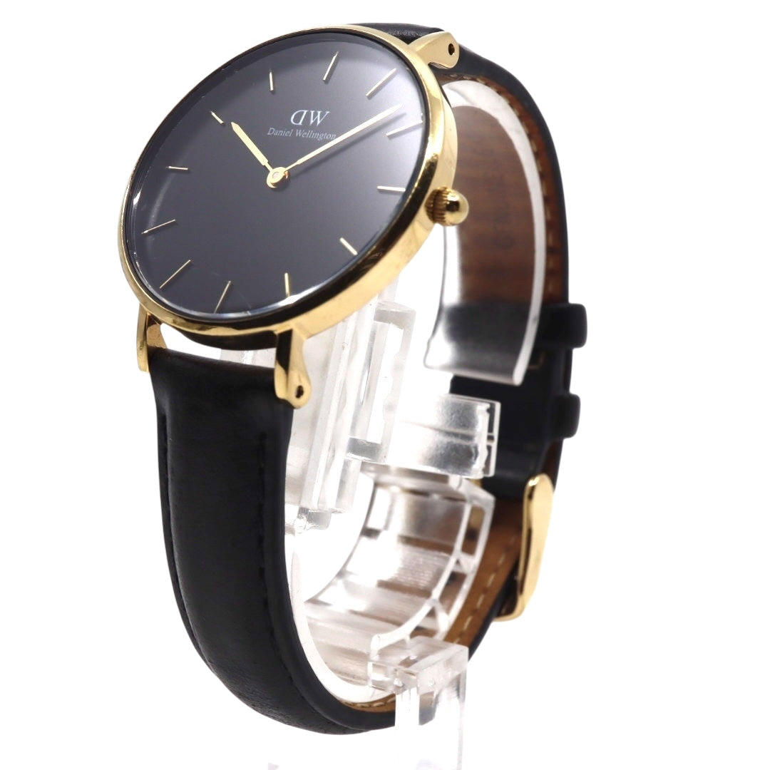 【美品／電池交換済】ダニエルウェリントン DW Petite 腕時計 レディース K32GB06 クオーツ アナログ ラウンド ブラック文字盤 ゴールドケース レザーベルト クラシック エレガント ミニマルデザイン クリーニング済 稼働品 G2