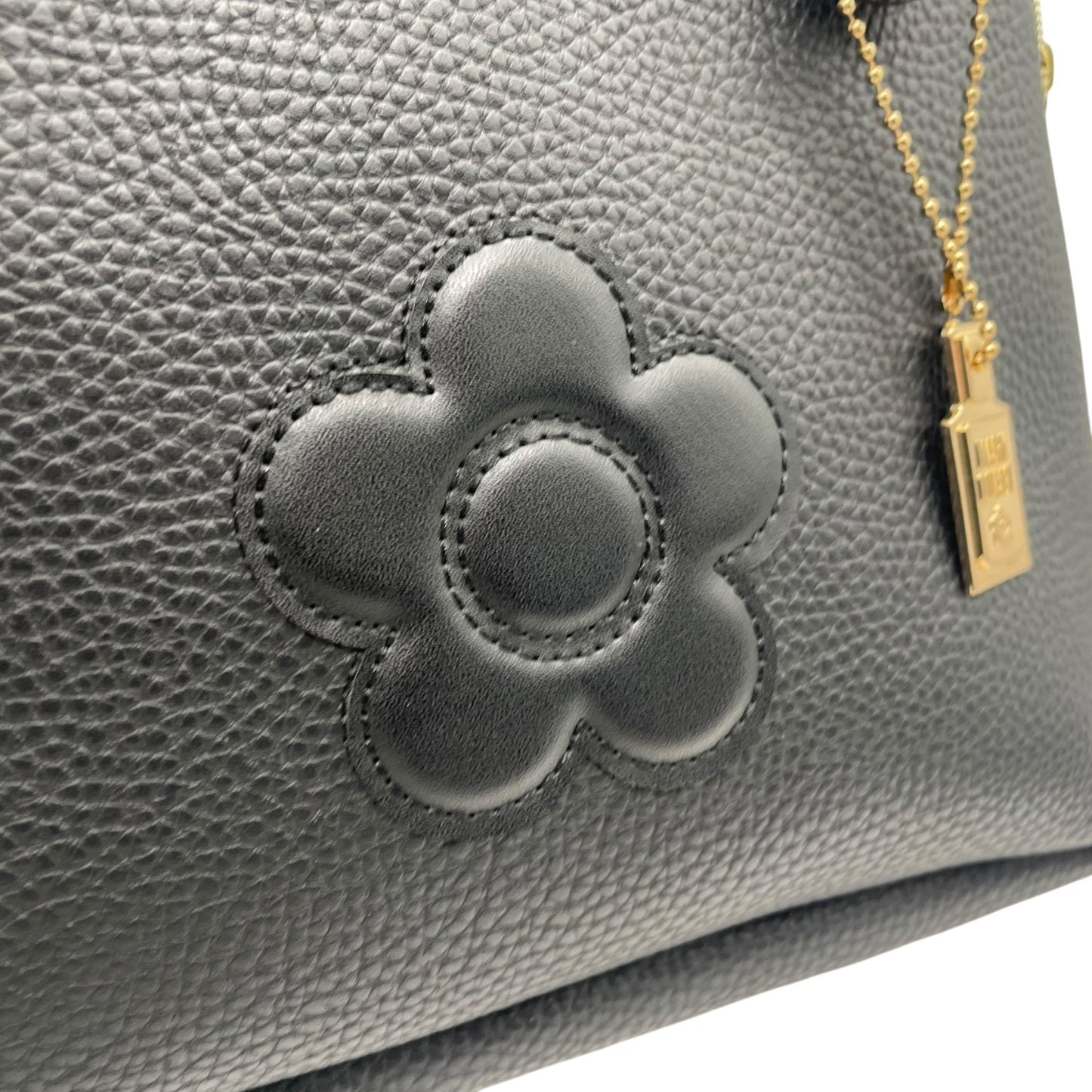 マリークヮント MARY QUANT 2WAY ハンドバッグ ショルダーバッグ 黒 ブラック レザー調 フラワー 花 モチーフ 金金具 ゴールド金具 チャーム付き T8