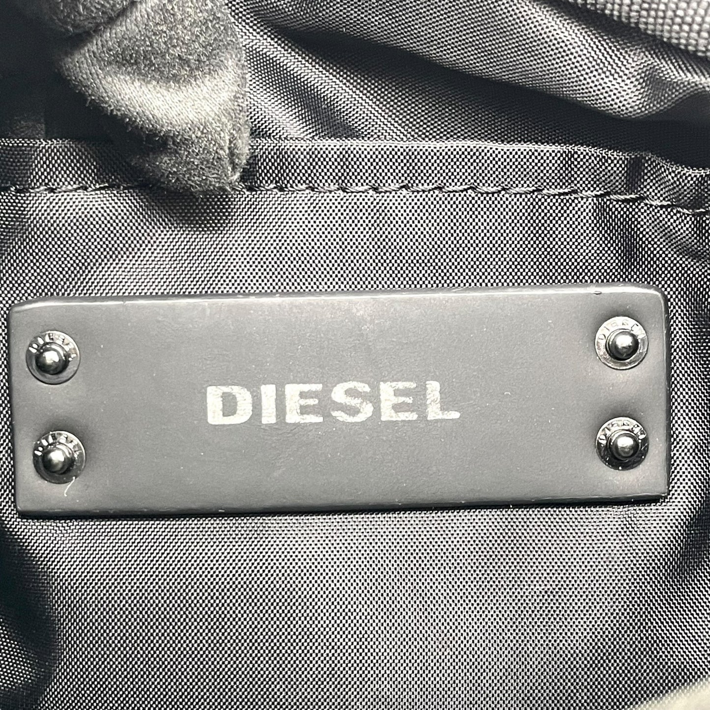 ディーゼル DIESEL ショルダーバッグ クロスボディ ブラック 黒 ロゴプリント 防水素材 メンズ レディース ユニセックス U17