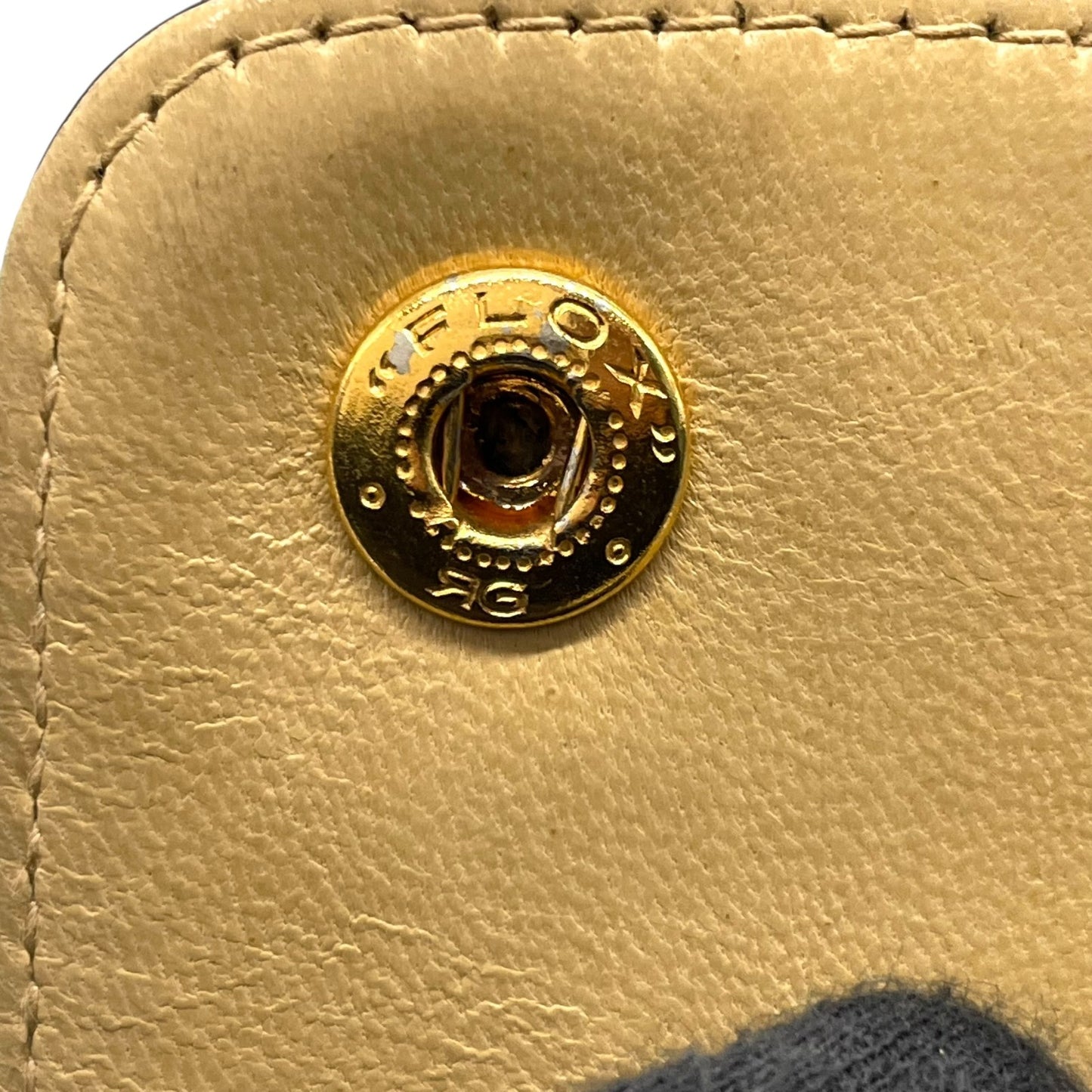 美品 シャネル CHANEL マトラッセ ショルダーバッグ ショルダーポーチ ミニバッグ スマホポーチ バイカラー ベージュ 黒 ブラック レザー ゴールド金具 肩掛け可 レディース K9