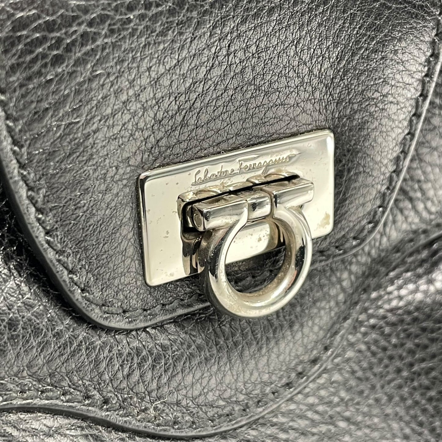 美品 サルヴァトーレ フェラガモ Salvatore Ferragamo ガンチーニ ハンドバッグ ミニボストン ワンショルダー ブラック 黒 NERO レザー シルバー金具 ロゴ 肩掛け可 レディース A