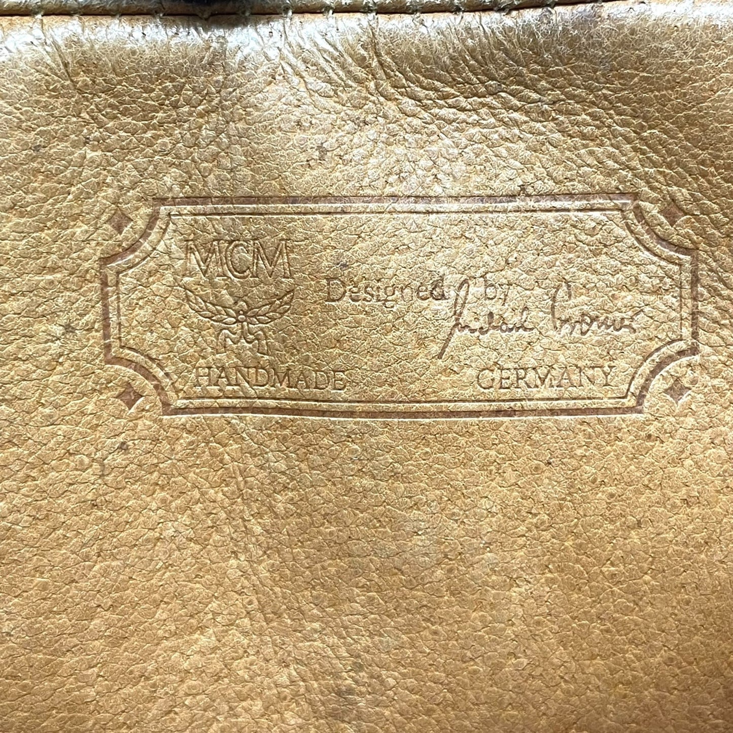 エムシーエム MCM ヴィセトス ショルダーバッグ ボディバッグ カメラバッグ 茶 ブラウン コニャック シグネチャー レザー ゴールド金具 斜め掛け可 レディース S12