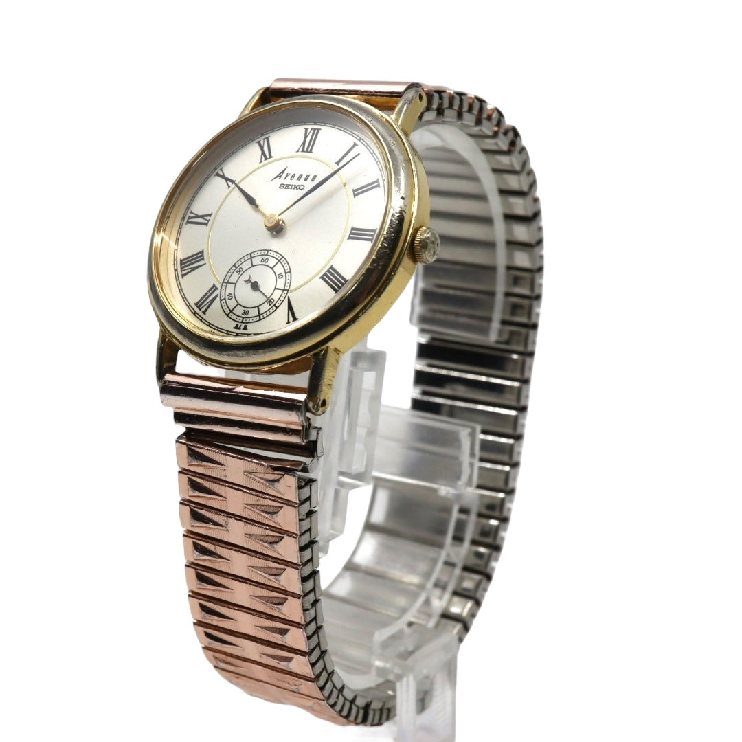 【電池交換済／稼働品】SEIKO セイコー アベニュー 腕時計 クオーツ スモールセコンド ローマンインデックス ゴールド シルバー メンズ レディース ユニセックス ドレスウォッチ ビンテージ アンティーク クラシック レトロ 2K23-6000 G4