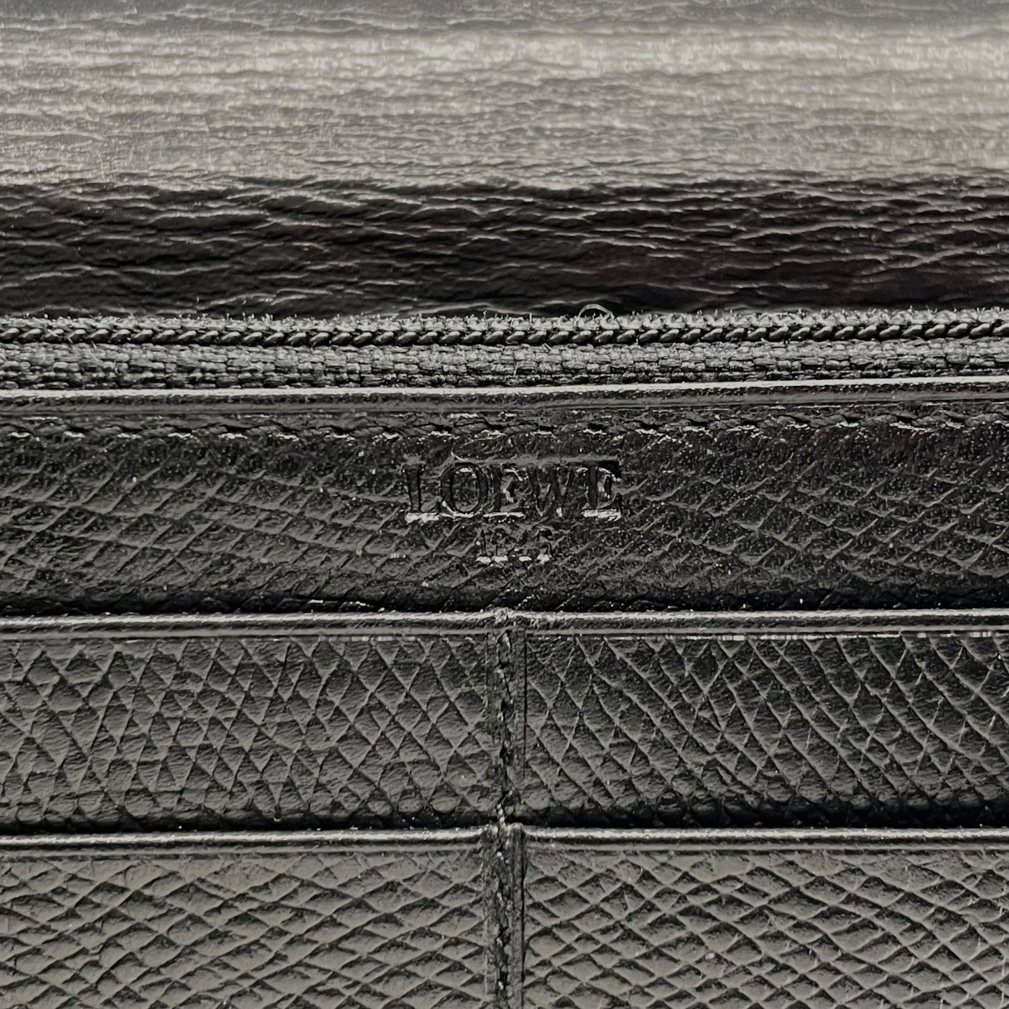 LOEWE ロエベ 二つ折り 長財布 ロングウォレット アナグラム 型押しロゴ ブラック レザー シボ革 ゴールド金具 ヴィンテージ レディース W2