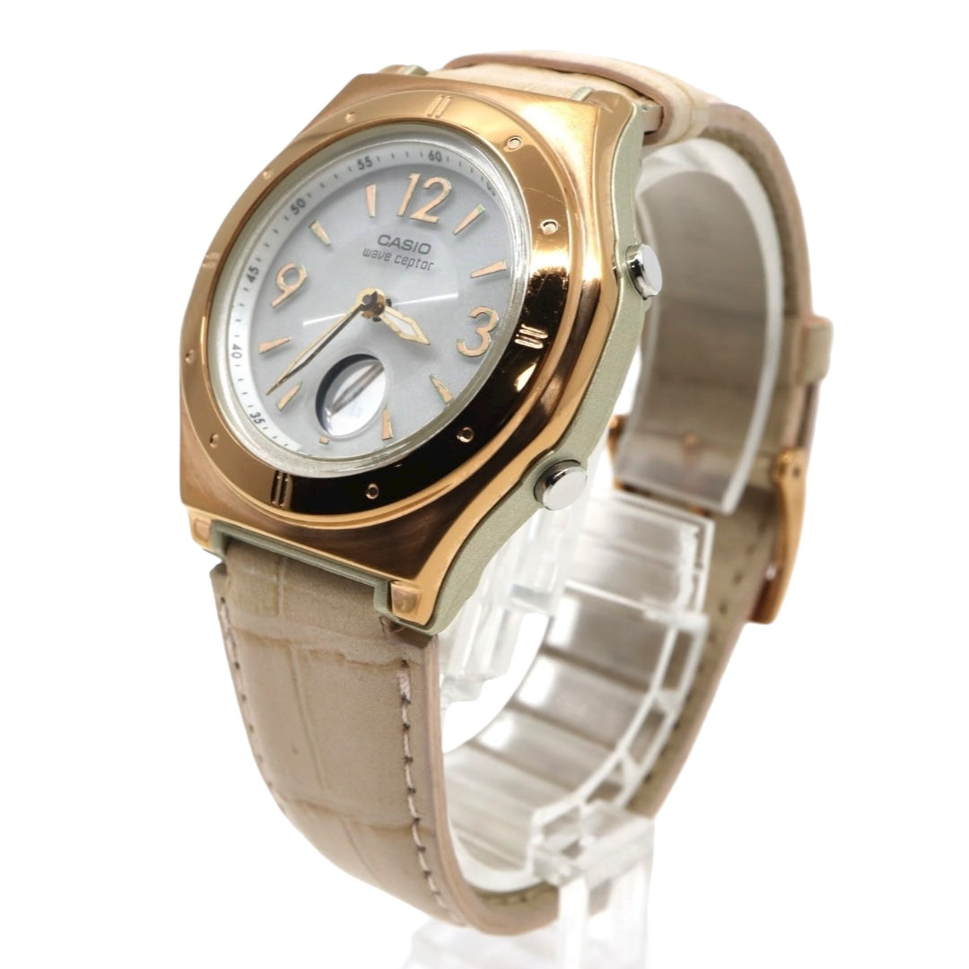 【美品/稼働品】カシオ ウェーブセプター 腕時計 LWA-M141 電波ソーラー レディース ゴールド ホワイト文字盤 レザー ベージュ MULTI BAND 6 アナデジ エレガント フェミニン カジュアル ビジネス ファッション G