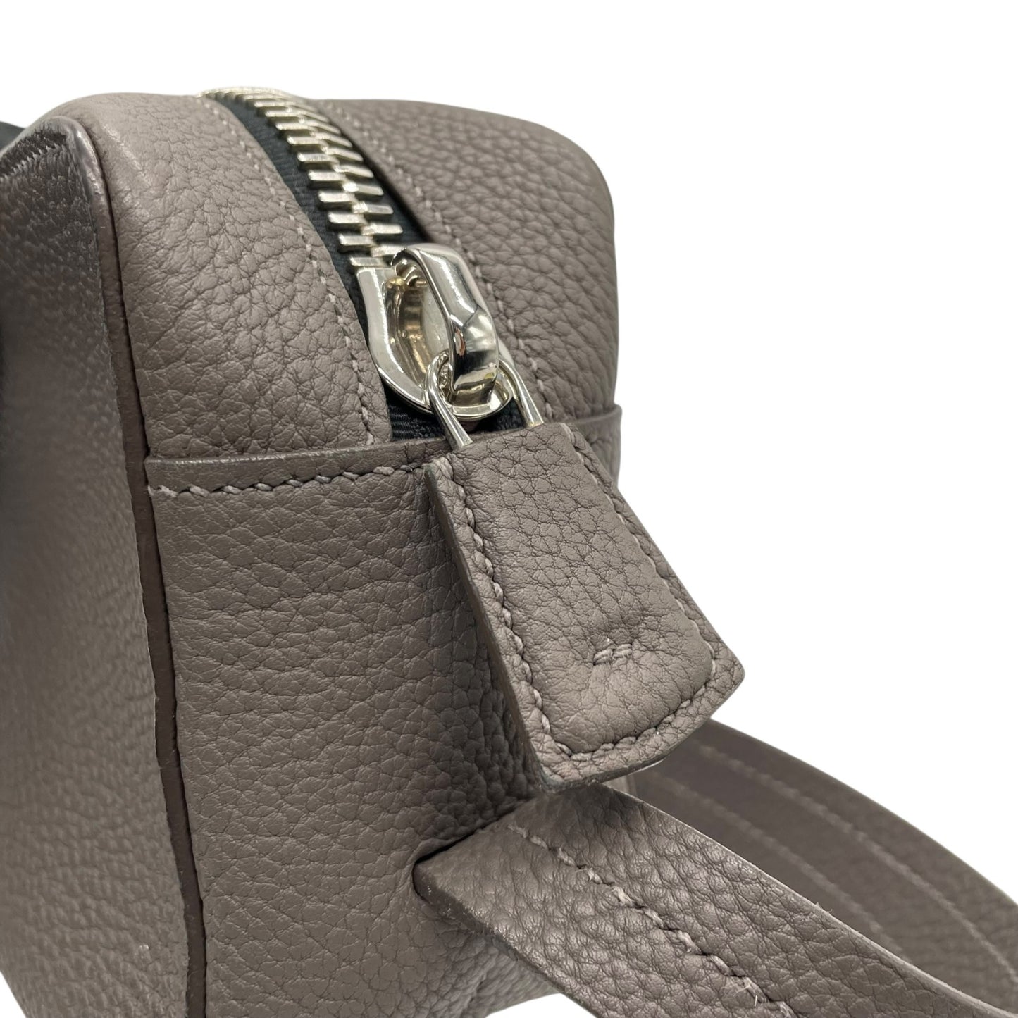 極美品 MAISON TAKUYA メゾンタクヤ ショルダーバッグ カメラバッグ レザー グレー シルバー金具 斜め掛け可 クロスボディ 型押しロゴ メンズ レディース R