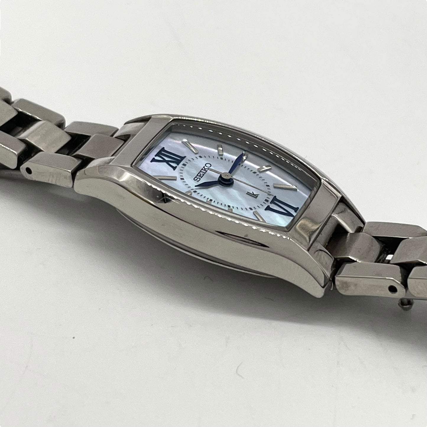 【美品／稼働品】セイコー ルキア 人気モデル SSVR131 腕時計 レディース ソーラー トノー型 シェル文字盤 MOP アナログ ローマン エレガント ドレスウォッチ ビジネス オフィス フォーマル クリーニング済 G