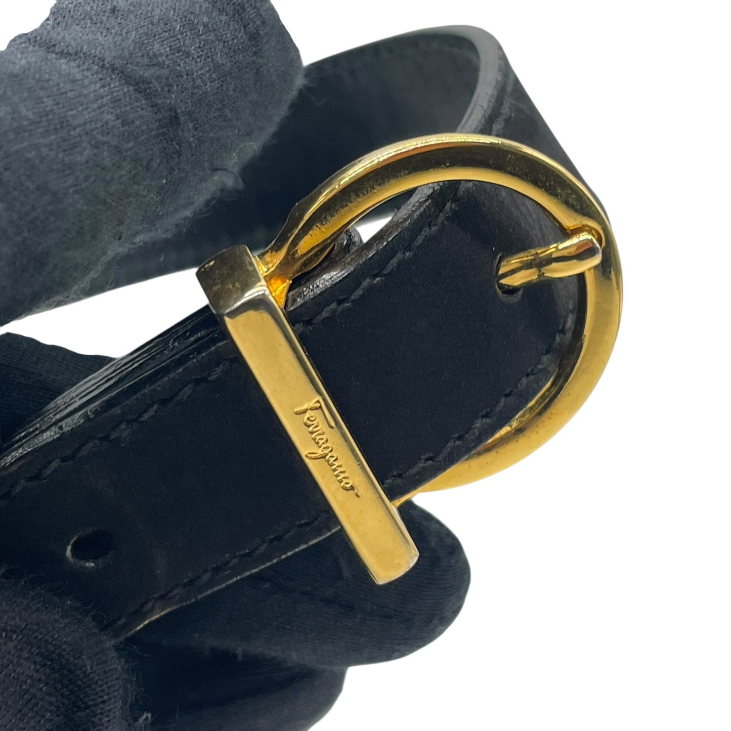 美品 Salvatore Ferragamo フェラガモ ガンチーニ ショルダーバッグ 黒 ブラック AB-21 スエード ゴールド金具 斜め掛け可 ポシェット ミニバッグ レディース フラップ開閉 ヴィンテージ D5