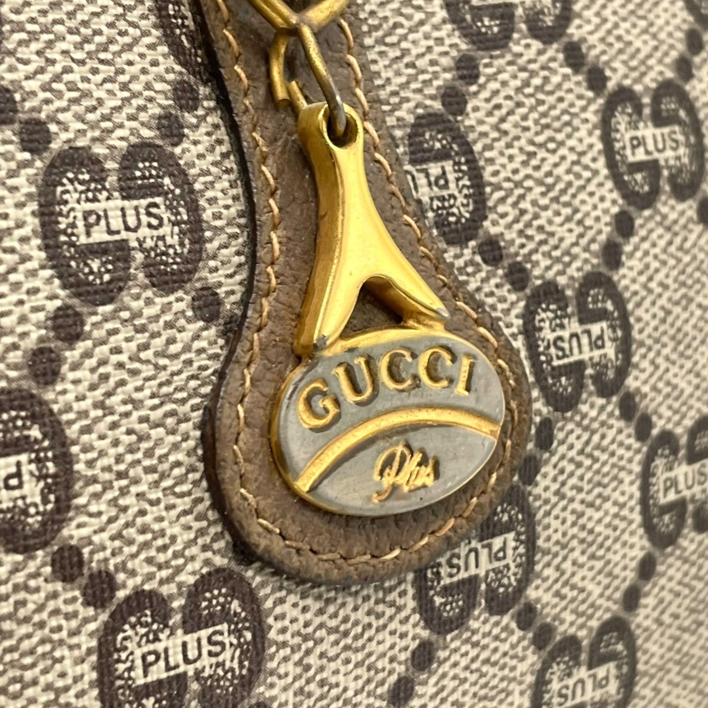 美品 GUCCI オールドグッチ GGプラス ショルダーバッグ PVC レザー グレー ブラウン ゴールド金具 ロゴ 斜め掛け可 カメラバッグ GGスプリーム ヴィンテージ レディース C3