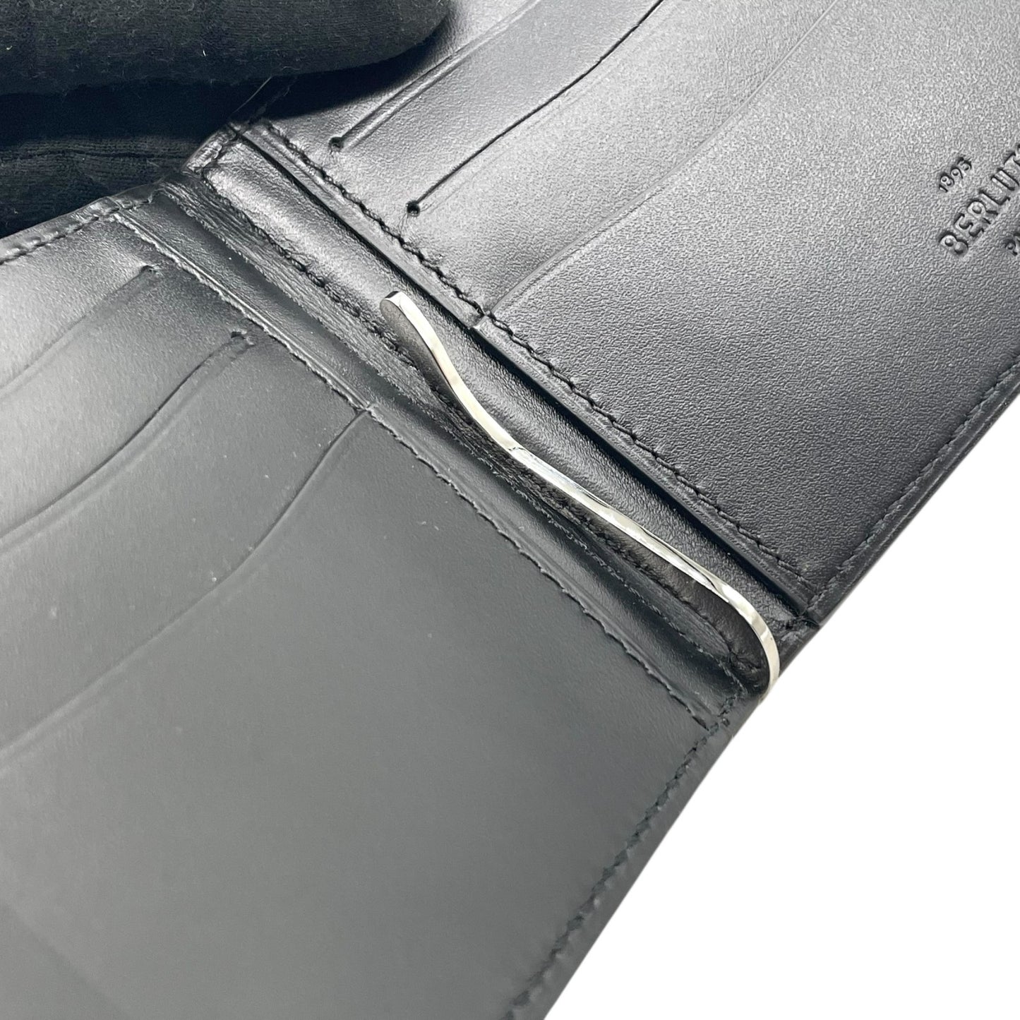 美品 BERLUTI ベルルッティ カリグラフィ マネークリップ 二つ折り フィギュア スクリットレザー コンパクトウォレット 茶 カカオ ブラウン メンズ スタンプ付き W2