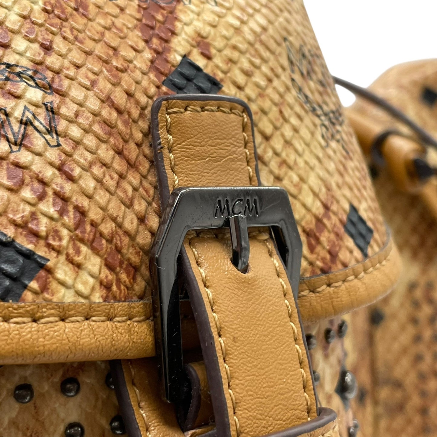 希少 MCM エムシーエム ヴィセトス ロゴグラム リュックサック バックパック 型押し スタッズ ダブルポケット 茶 ブラウン コニャック レザー ブラック金具 レディース R