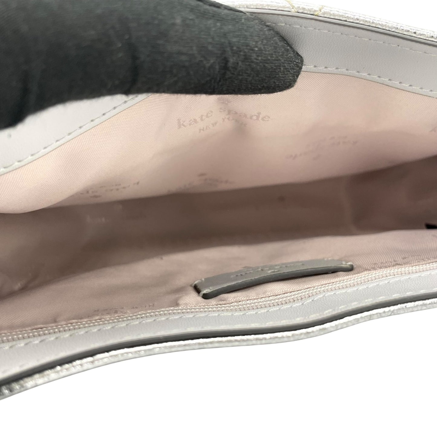 美品 kate spade ケイトスペード キャリー メタリック キルテッド レザー スモール フラップ ショルダーバッグ シルバー チェーンショルダー レディース E5