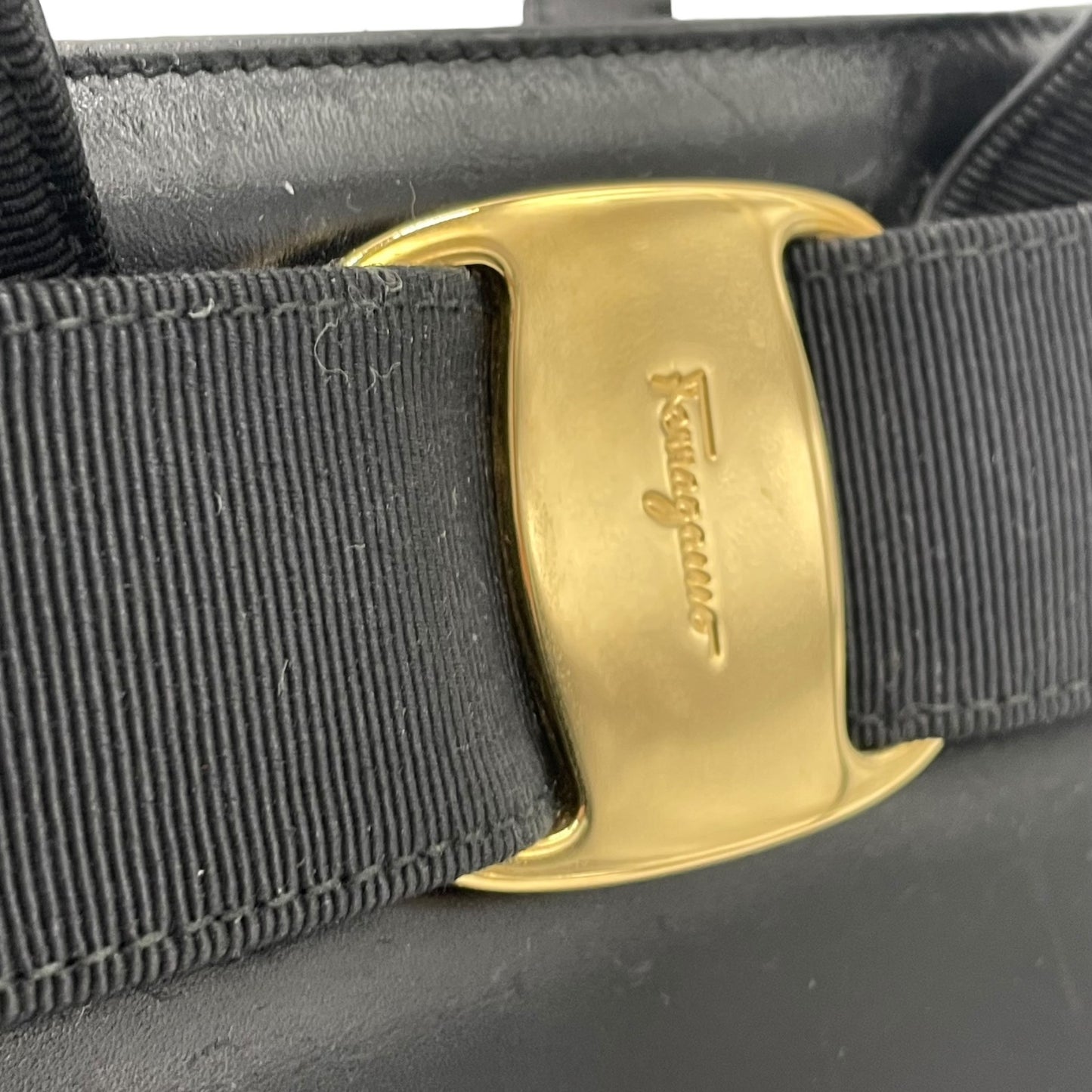 サルヴァトーレ フェラガモ ハンドバッグ フォーマルバッグ ヴァラリボン 2WAY 黒 ショルダーバッグ 斜め掛け ゴールド金具 自立 ブラック レザー ヴィンテージ C