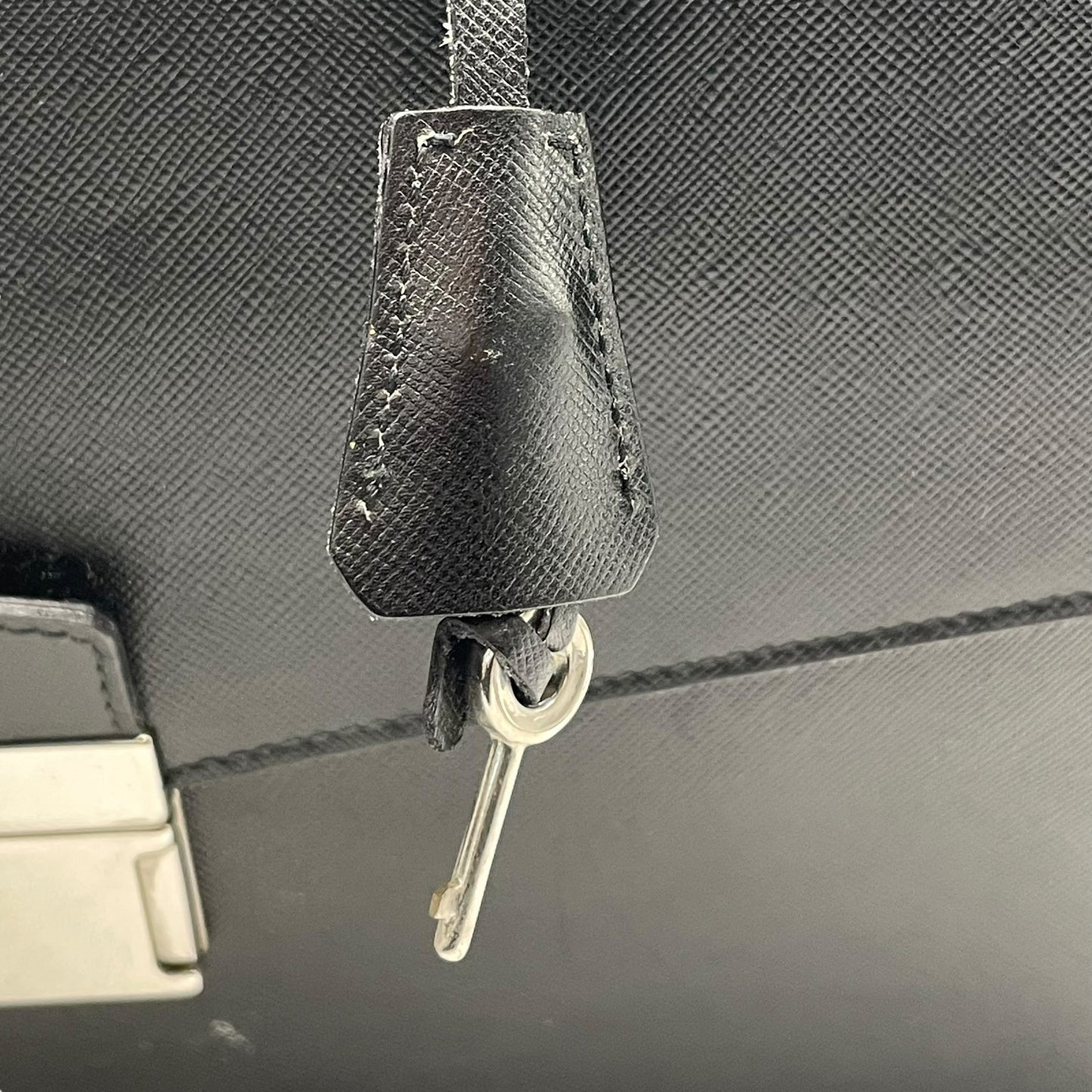 美品 PRADA プラダ ビジネスバッグ ダレスバッグ ブリーフケース 書類かばん 黒 ブラック NERO サフィアーノレザー シルバー金具 ロゴ クロシェット メンズ ビジネス D
