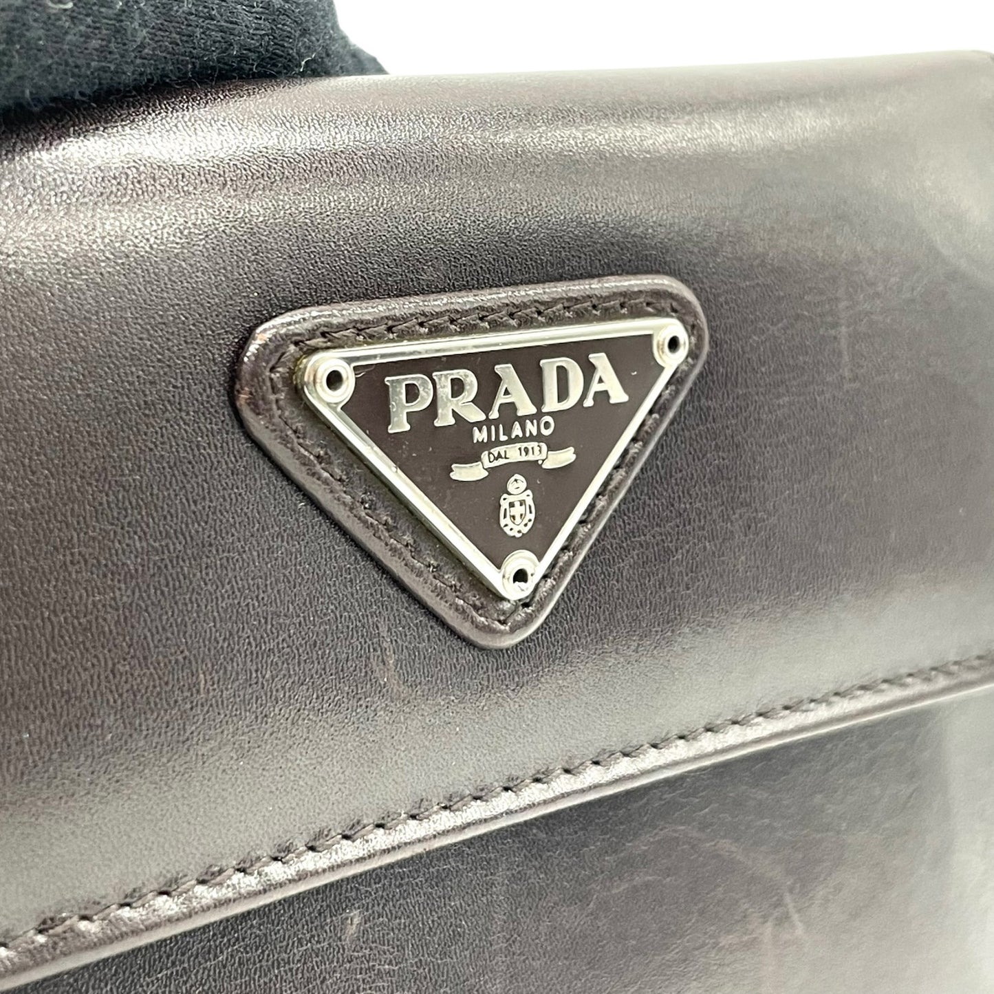 美品 PRADA プラダ 三つ折り財布 コンパクト財布 三角プレートロゴ トライアングルロゴ 茶 ダークブラウン レザー シルバー金具 メンズ レディース M5