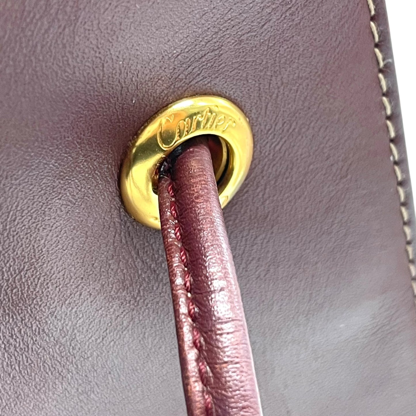 美品 Cartier カルティエ マストライン 巾着型 ショルダーバッグ 赤 ボルドー ワインレッド レザー ゴールド金具 ロゴ 2Cモチーフ 斜め掛け可 レディース ギャランティカード付き K12