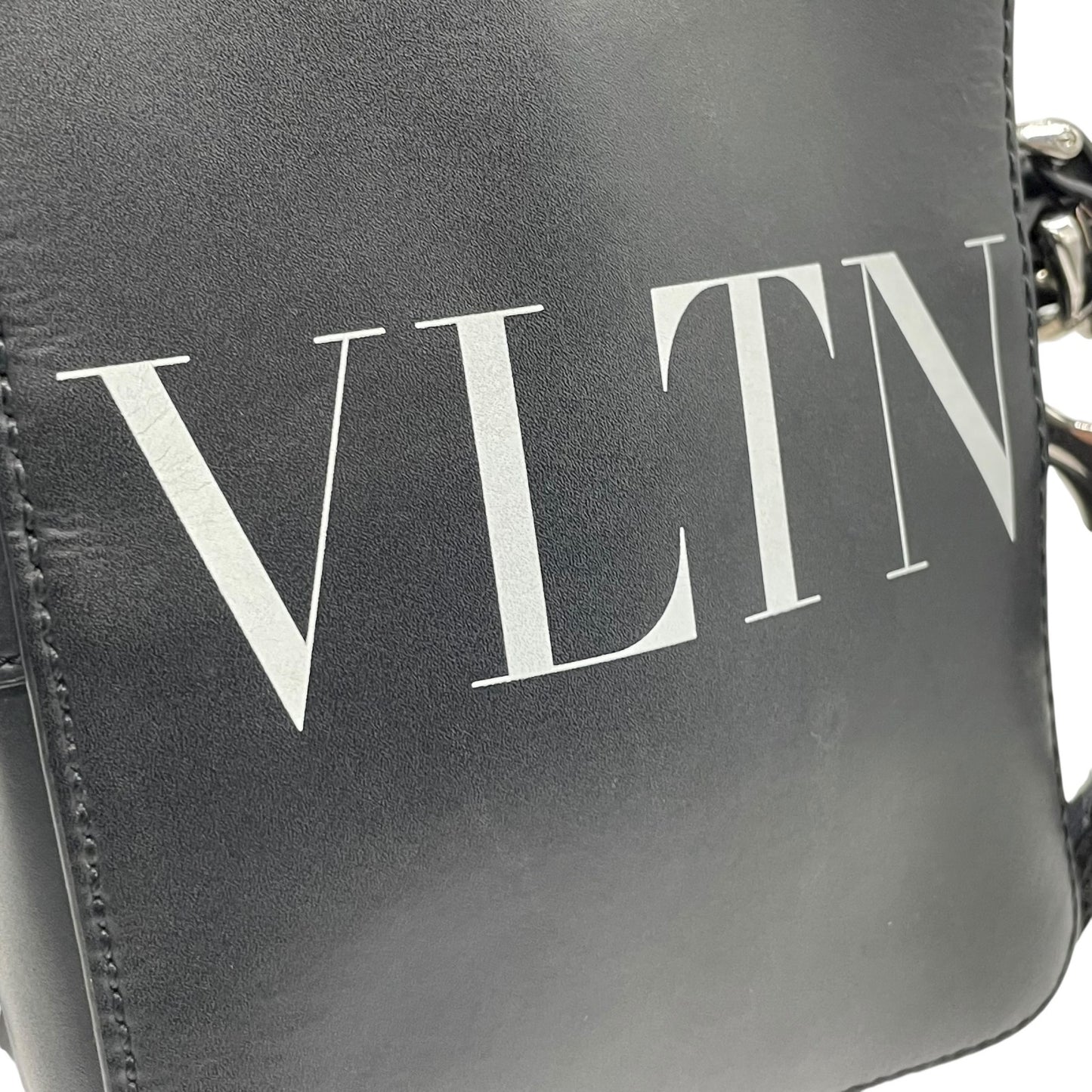 美品 ヴァレンティノ VALENTINO VLTN レザー ショルダーバッグ クロスボディ 黒 ブラック ロゴ メンズ レディース K9