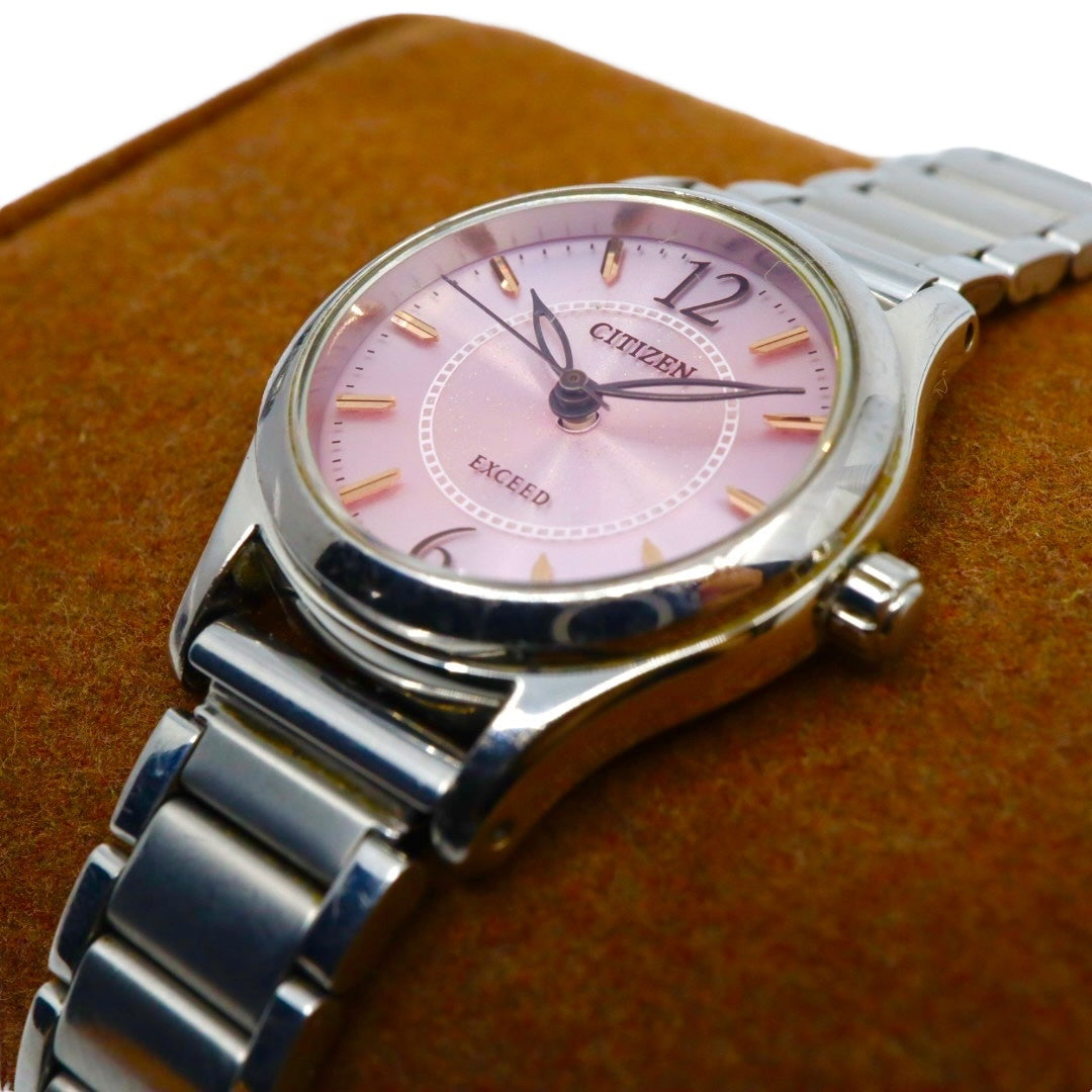 美品 CITIZEN EXCEED シチズン エクシード レディース 腕時計 ソーラー ピンク文字盤 ラウンド クオーツ アナログ ステンレススチール 希少 上品 デザイン ウォッチ G4