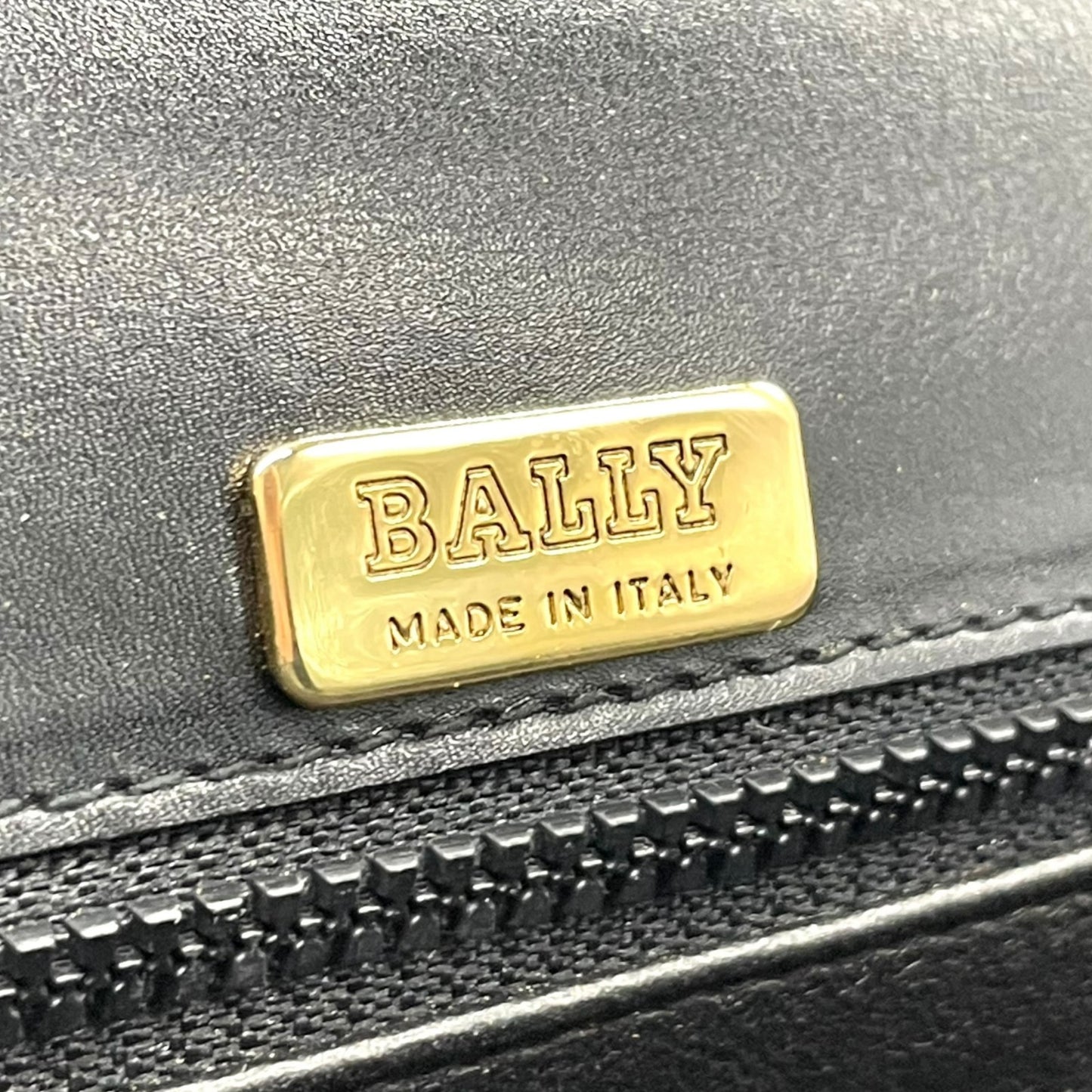 バリー BALLY ショルダーバッグ ヴィンテージ レザー 黒 ブラック 金金具 ゴールド金具 3層 フラップ 高級感 C3