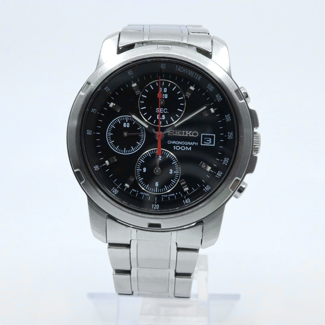 極美品 SEIKO セイコー 腕時計 クロノグラフ 7T92-0BF0 メンズ クオーツ 100M防水 ブラックダイヤル シルバー デイト タキメーター スポーツ ビジネス カジュアル 日本製ムーブメント クリーニング済み G4