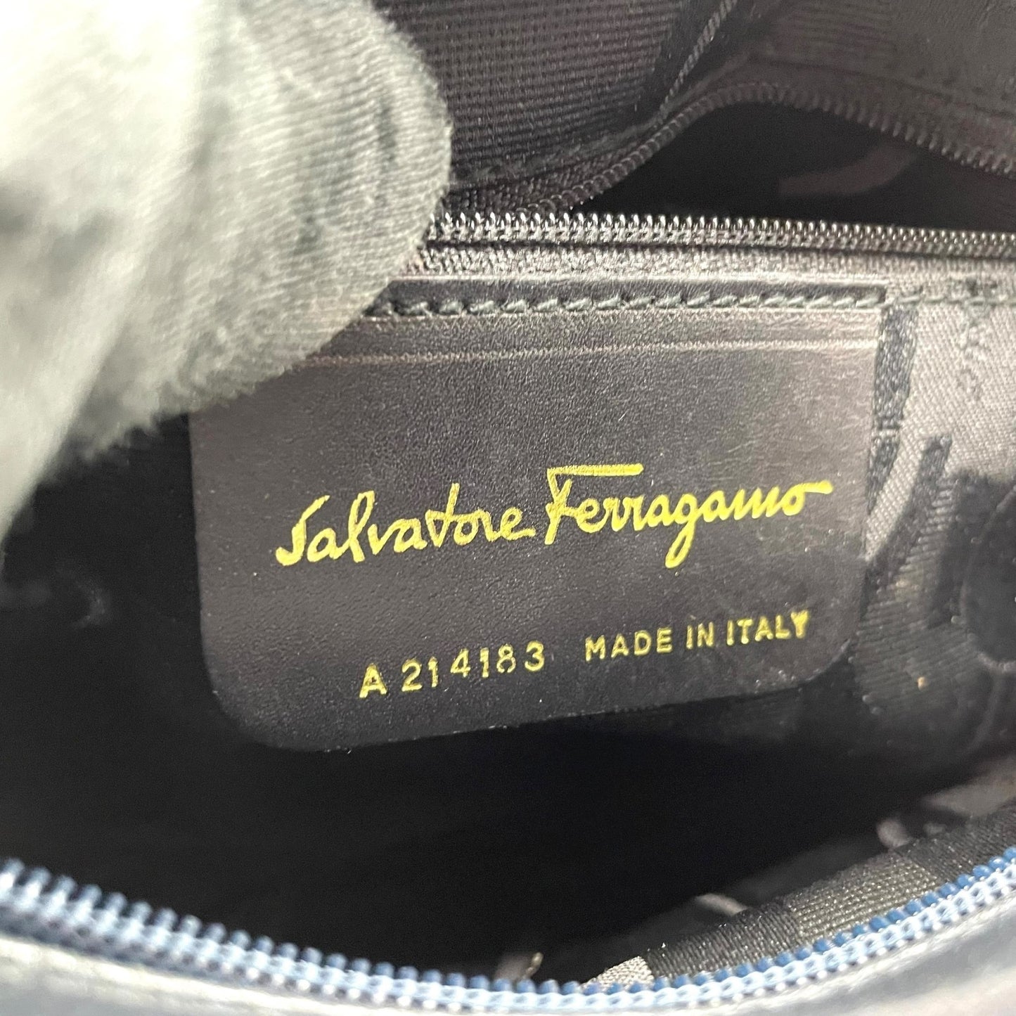 美品 サルヴァトーレ フェラガモ Salvatore Ferragamo ヴァラリボン ショルダーバッグ 紺 ネイビー レザー ゴールド金具 レディース B3