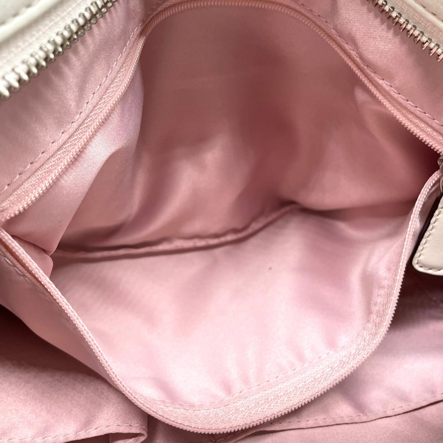 美品 コーチ COACH トートバッグ ホワイト 白 イエロー 黄色 レザー パテントレザー 肩掛け可 ロゴ チャーム付き シルバー金具 レディース S97